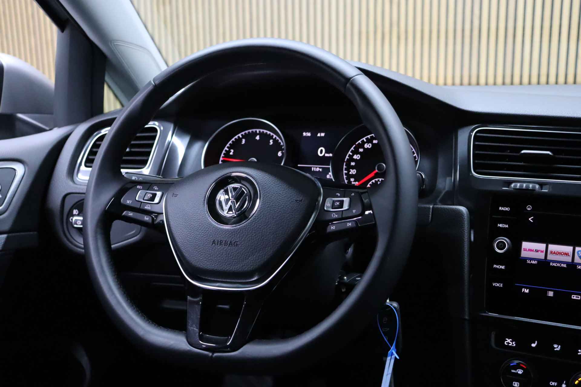 Volkswagen Golf 1.0 TSI Comfortline Business | Apple Carplay & Android Auto | Navigatie | Camera | Parkeerhulp | Stoelverwarming | Adaptive-cruise - 17/48