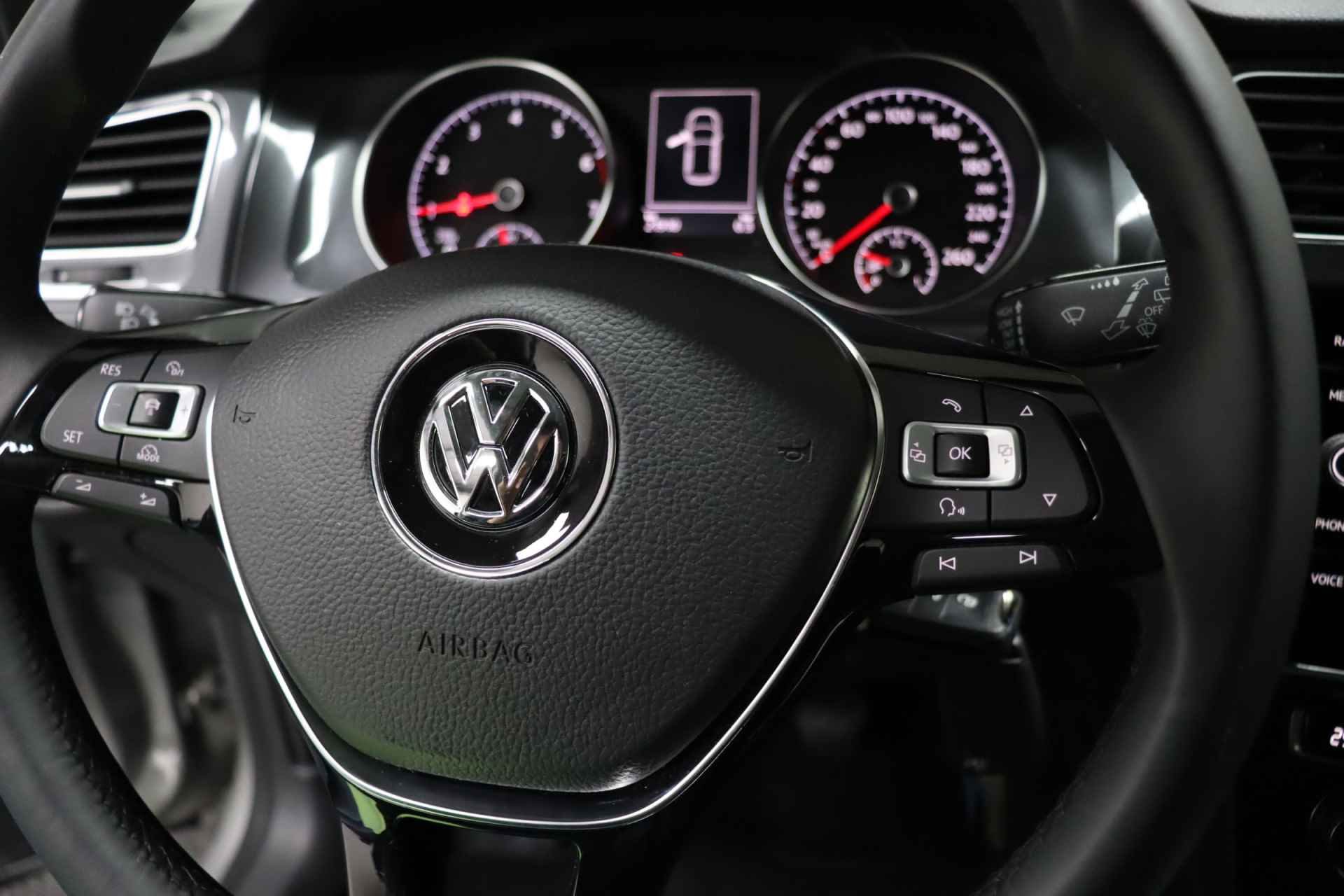 Volkswagen Golf 1.0 TSI Comfortline Business | Apple Carplay & Android Auto | Navigatie | Camera | Parkeerhulp | Stoelverwarming | Adaptive-cruise - 18/48