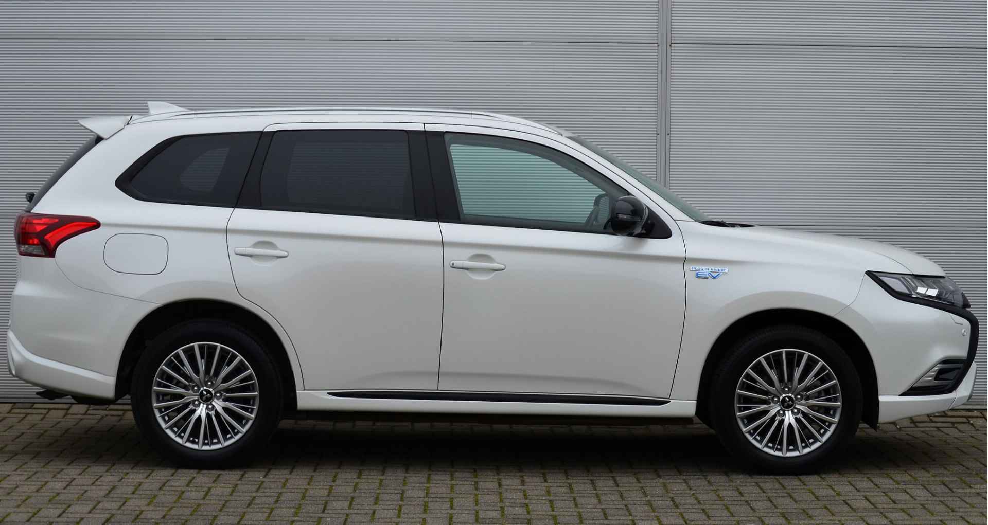 Mitsubishi Outlander PHEV 2.4 INTENSE PLUS 4WD | PLUG IN HYBRID | V2G | ADAPTIEF CRUISE | FABRIEKGARANTIE TOT 20-10-2029* | ALL IN RIJKLAARPRIJS - 12/47