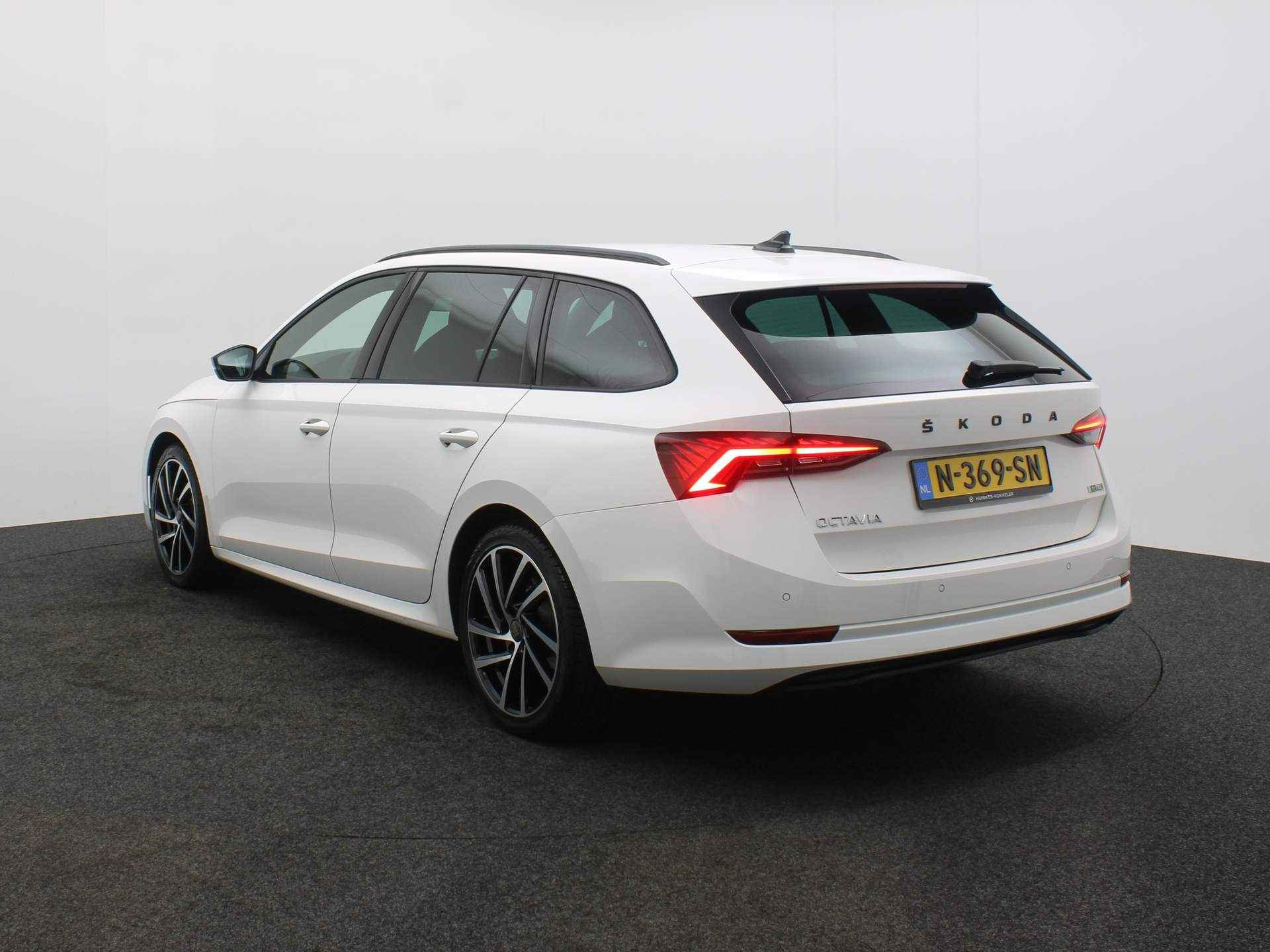 Škoda Octavia Combi Sport Business 1.0 eTSI 110pk DSG Automaat Trekhaak, Adaptive cruise control, Navigatie, Parkeersensoren, Stuurwiel verwarmd, LED verlichting, Stoelverwarming, Airco, App connect - 3/39