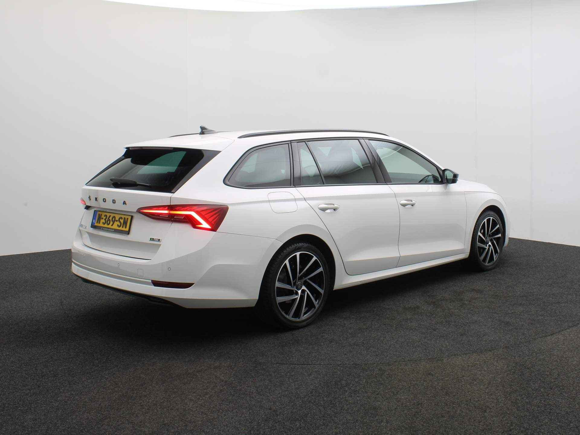 Škoda Octavia Combi Sport Business 1.0 eTSI 110pk DSG Automaat Trekhaak, Adaptive cruise control, Navigatie, Parkeersensoren, Stuurwiel verwarmd, LED verlichting, Stoelverwarming, Airco, App connect - 6/39