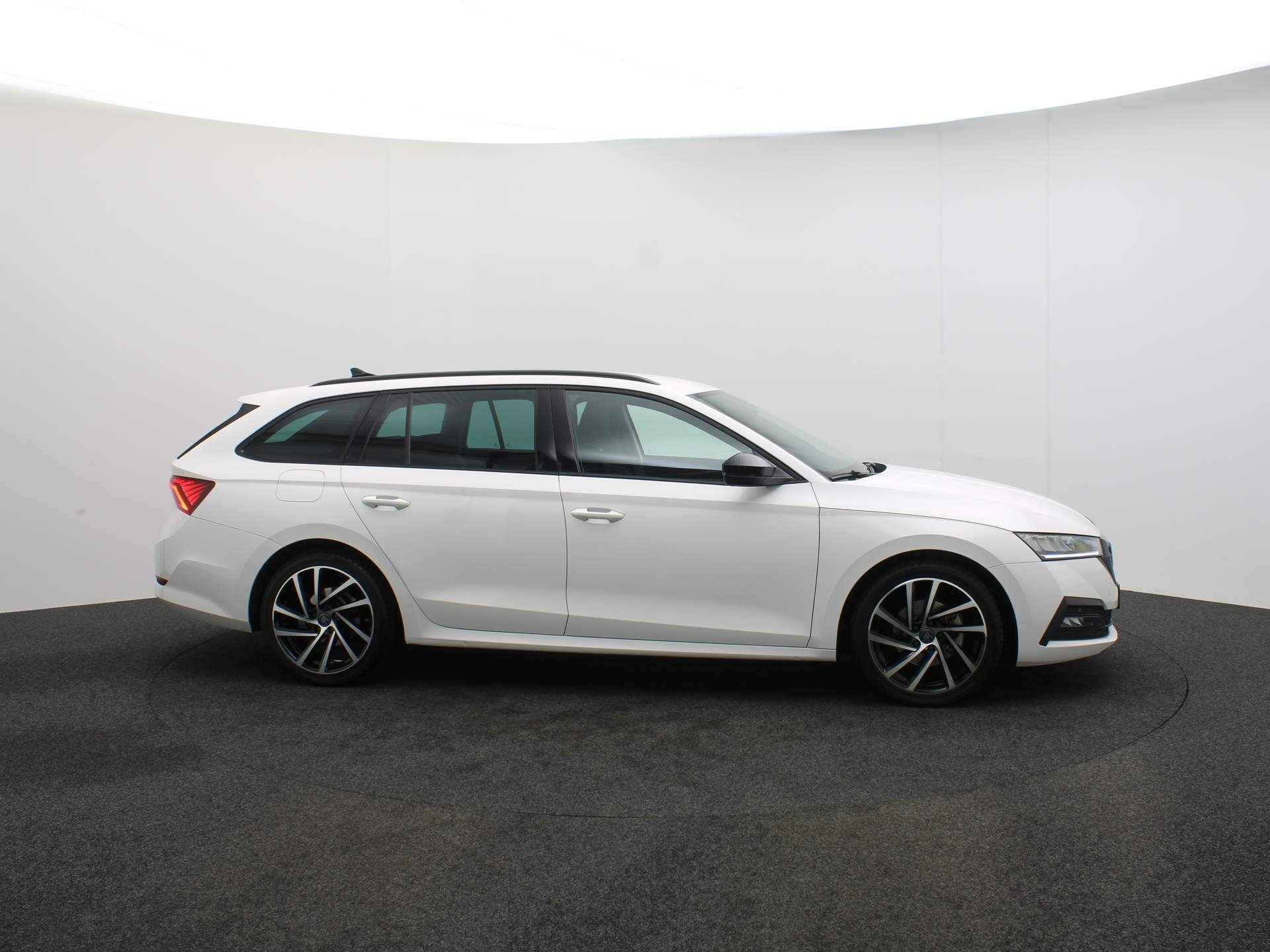 Škoda Octavia Combi Sport Business 1.0 eTSI 110pk DSG Automaat Trekhaak, Adaptive cruise control, Navigatie, Parkeersensoren, Stuurwiel verwarmd, LED verlichting, Stoelverwarming, Airco, App connect - 7/39