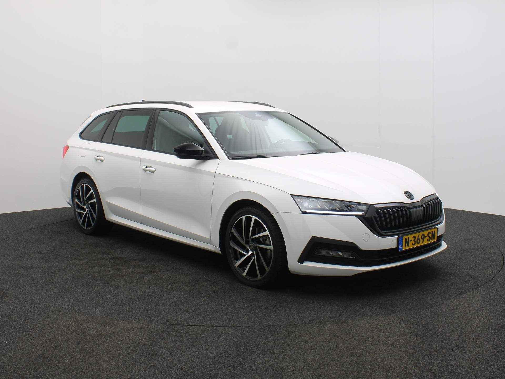 Škoda Octavia Combi Sport Business 1.0 eTSI 110pk DSG Automaat Trekhaak, Adaptive cruise control, Navigatie, Parkeersensoren, Stuurwiel verwarmd, LED verlichting, Stoelverwarming, Airco, App connect - 8/39