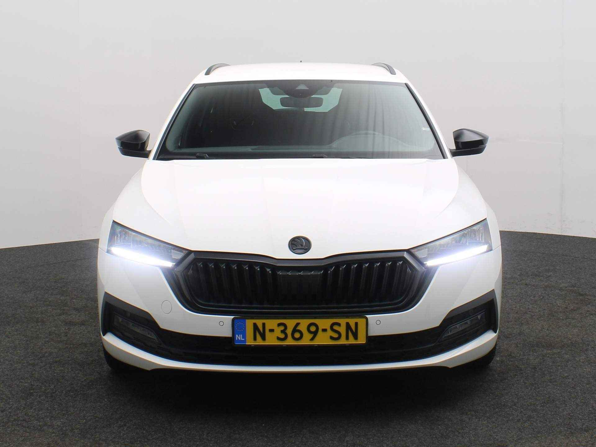 Škoda Octavia Combi Sport Business 1.0 eTSI 110pk DSG Automaat Trekhaak, Adaptive cruise control, Navigatie, Parkeersensoren, Stuurwiel verwarmd, LED verlichting, Stoelverwarming, Airco, App connect - 9/39