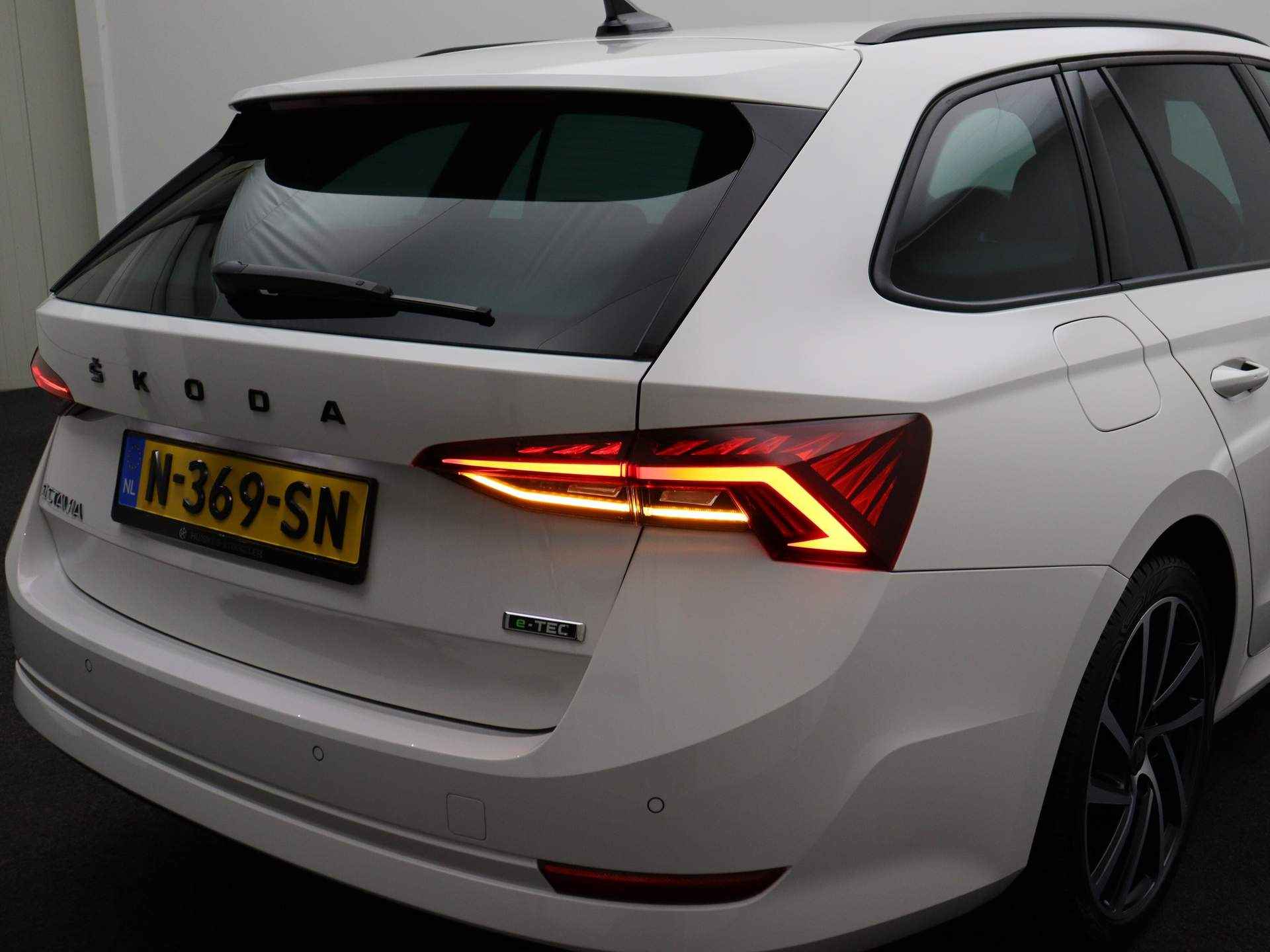 Škoda Octavia Combi Sport Business 1.0 eTSI 110pk DSG Automaat Trekhaak, Adaptive cruise control, Navigatie, Parkeersensoren, Stuurwiel verwarmd, LED verlichting, Stoelverwarming, Airco, App connect - 36/39