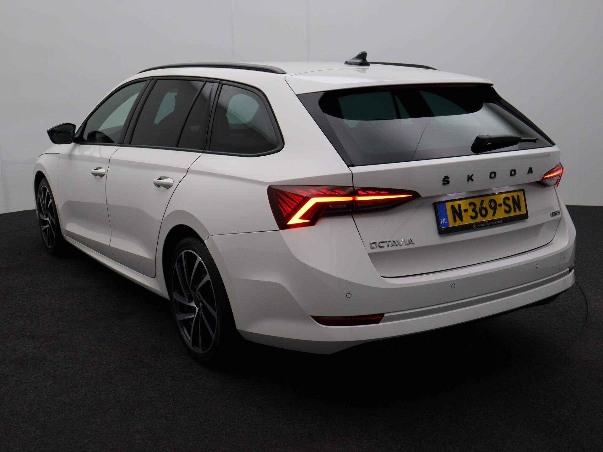 Škoda Octavia Combi Sport Business 1.0 eTSI 110pk DSG Automaat Trekhaak, Adaptive cruise control, Navigatie, Parkeersensoren, Stuurwiel verwarmd, LED verlichting, Stoelverwarming, Airco, App connect - 39/39