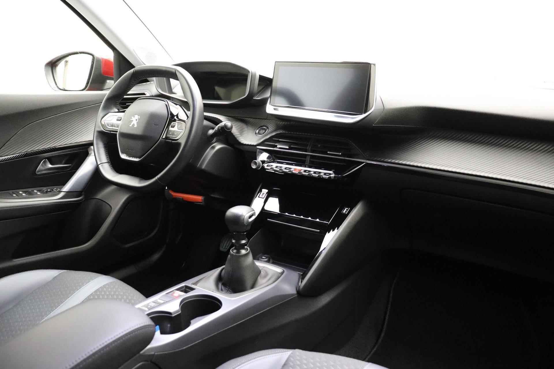 Peugeot 2008 1.2 PureTech Allure 100 PK | Handgeschakeld | Trekhaak | Navigatie | Airco | Cruise Control | Getinte ramen | Camera | 1e eigenaar | Dealer onderhouden | Voorraad - 4/31