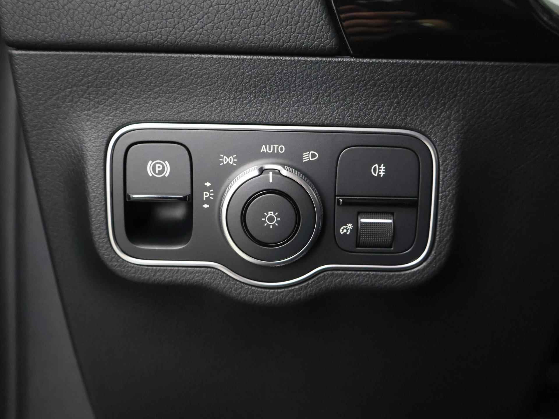 Mercedes-Benz EQA 250 Sport Edition 67 kWh | Panoramadak | sfeerverlichting | Keyless entry | elektrische acherklep | Dodehoekassistent - 42/43