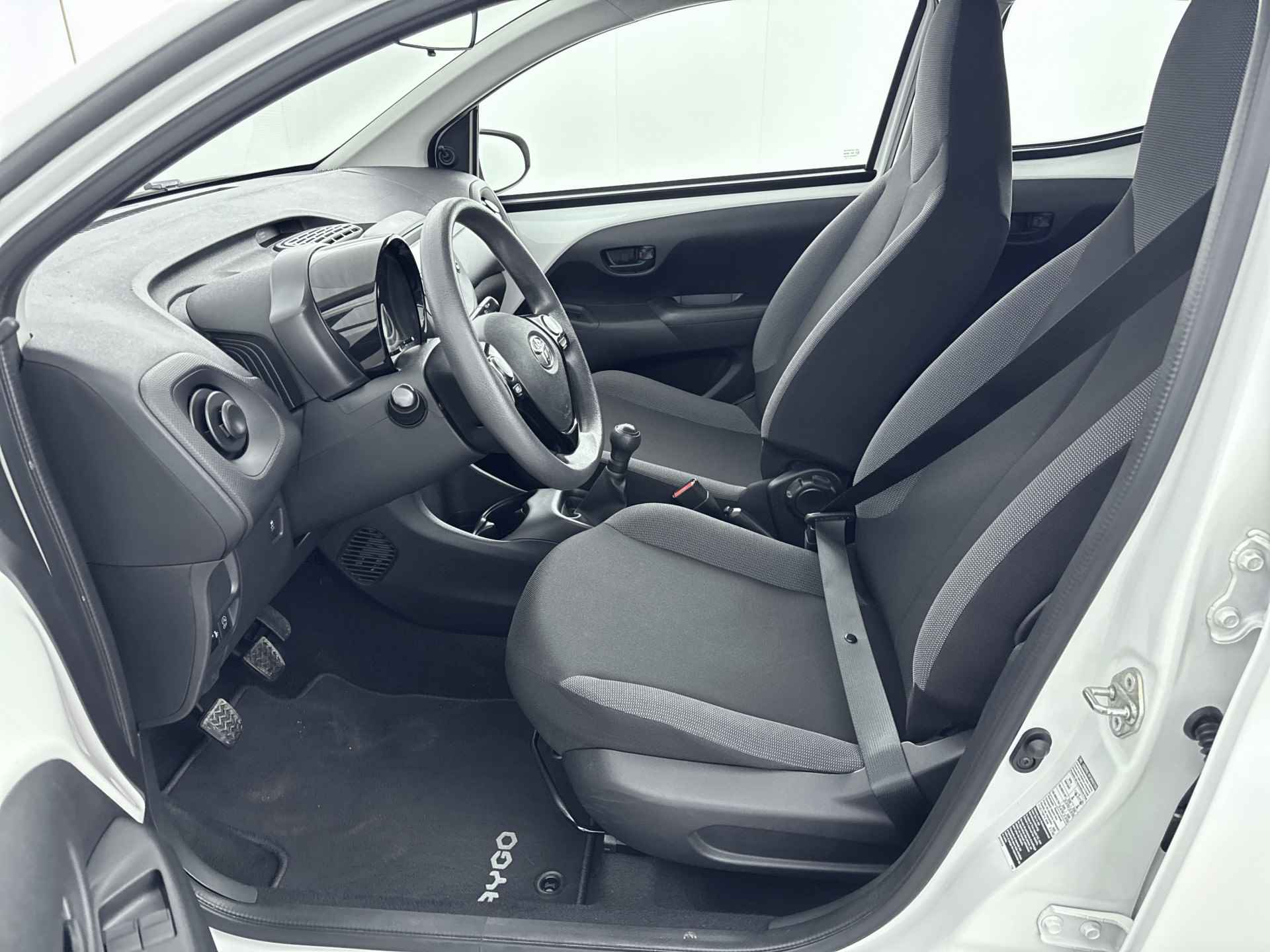 Toyota Aygo 1.0 VVT-i x-fun | Airco | Bluetooth | Radio | - 18/40