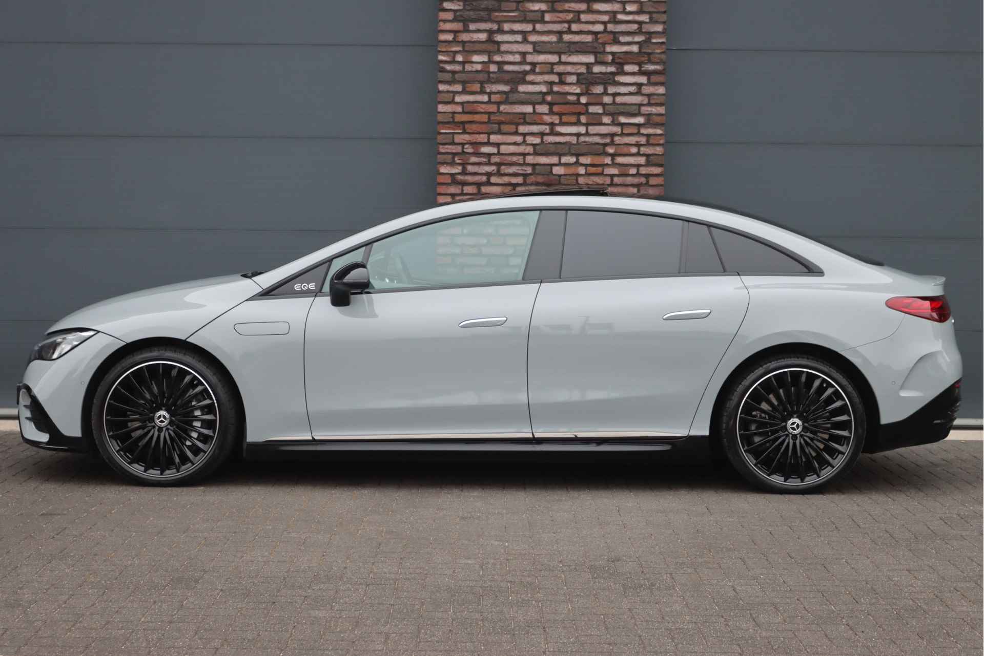 Mercedes-Benz EQE 350 AMG Line 89 kWh | Airmatic | Achterasbesturing | Distronic | Burmester | Panoramadak | Warmtepomp | Nightpakket | Stoelverwarming | - 10/37