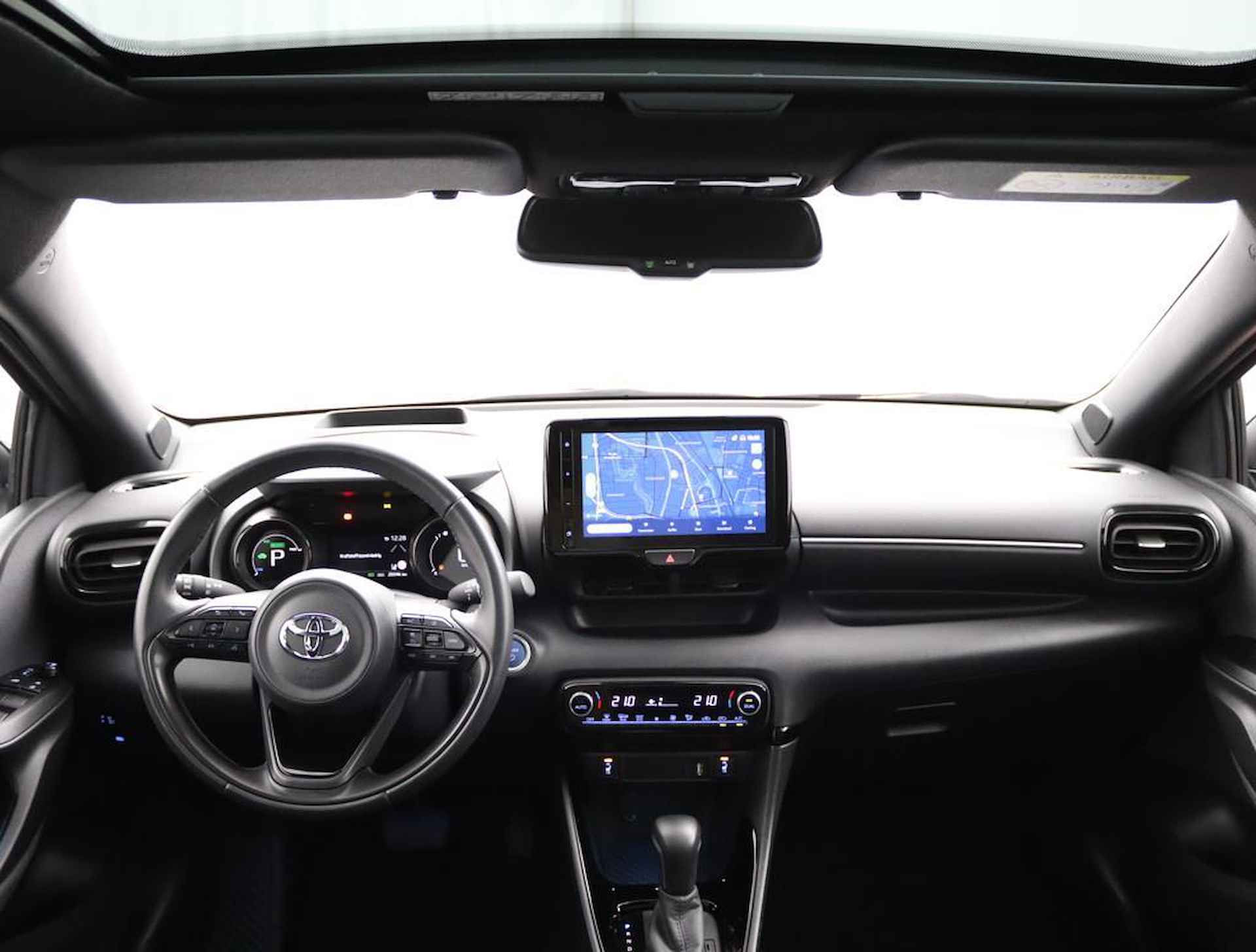 Toyota Yaris 1.5 Hybrid Executive Limited | Panoramadak | Head up display | Keyless start en entry | Parkeersensoren voor en achter | - 4/55