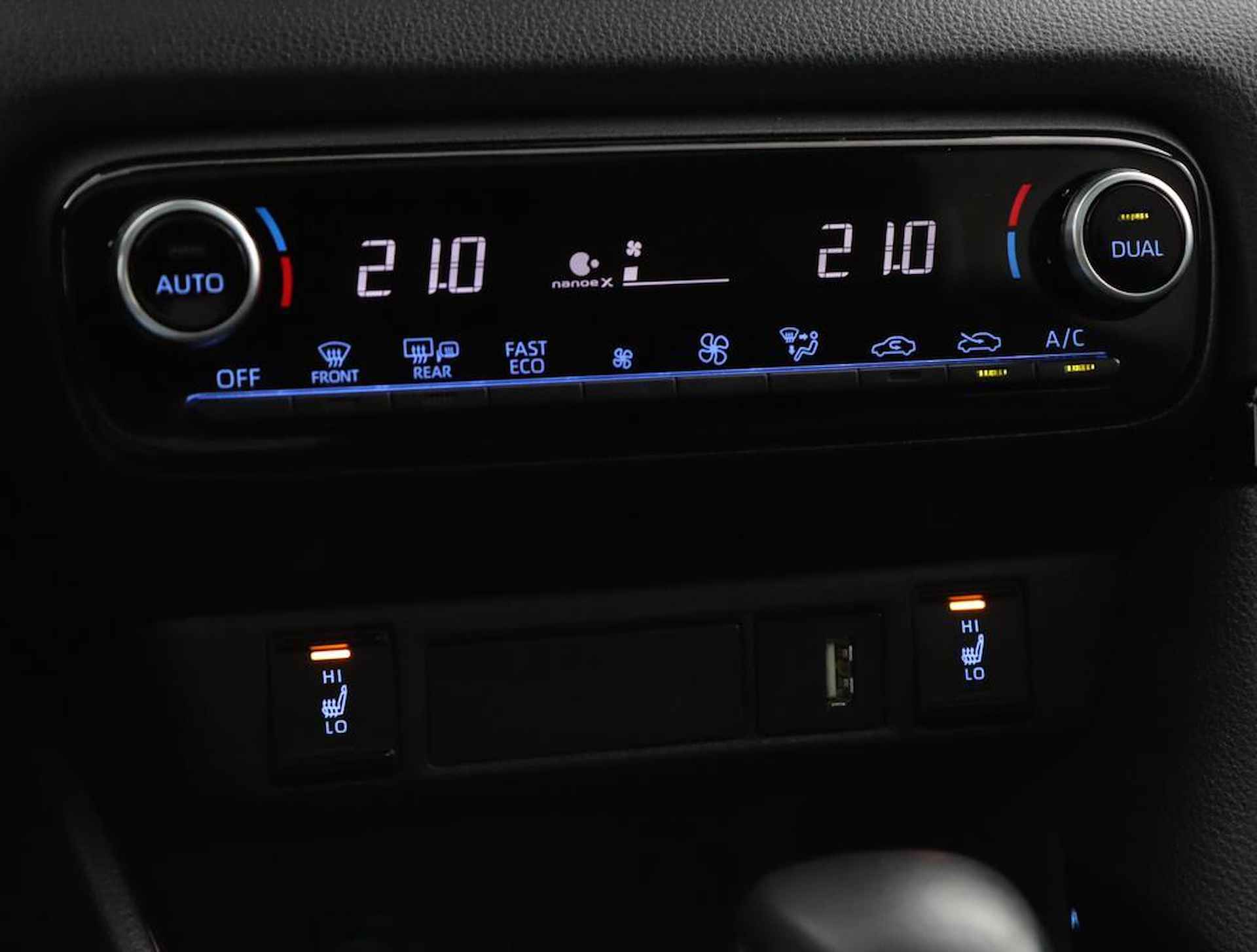 Toyota Yaris 1.5 Hybrid Executive Limited | Panoramadak | Head up display | Keyless start en entry | Parkeersensoren voor en achter | - 7/55