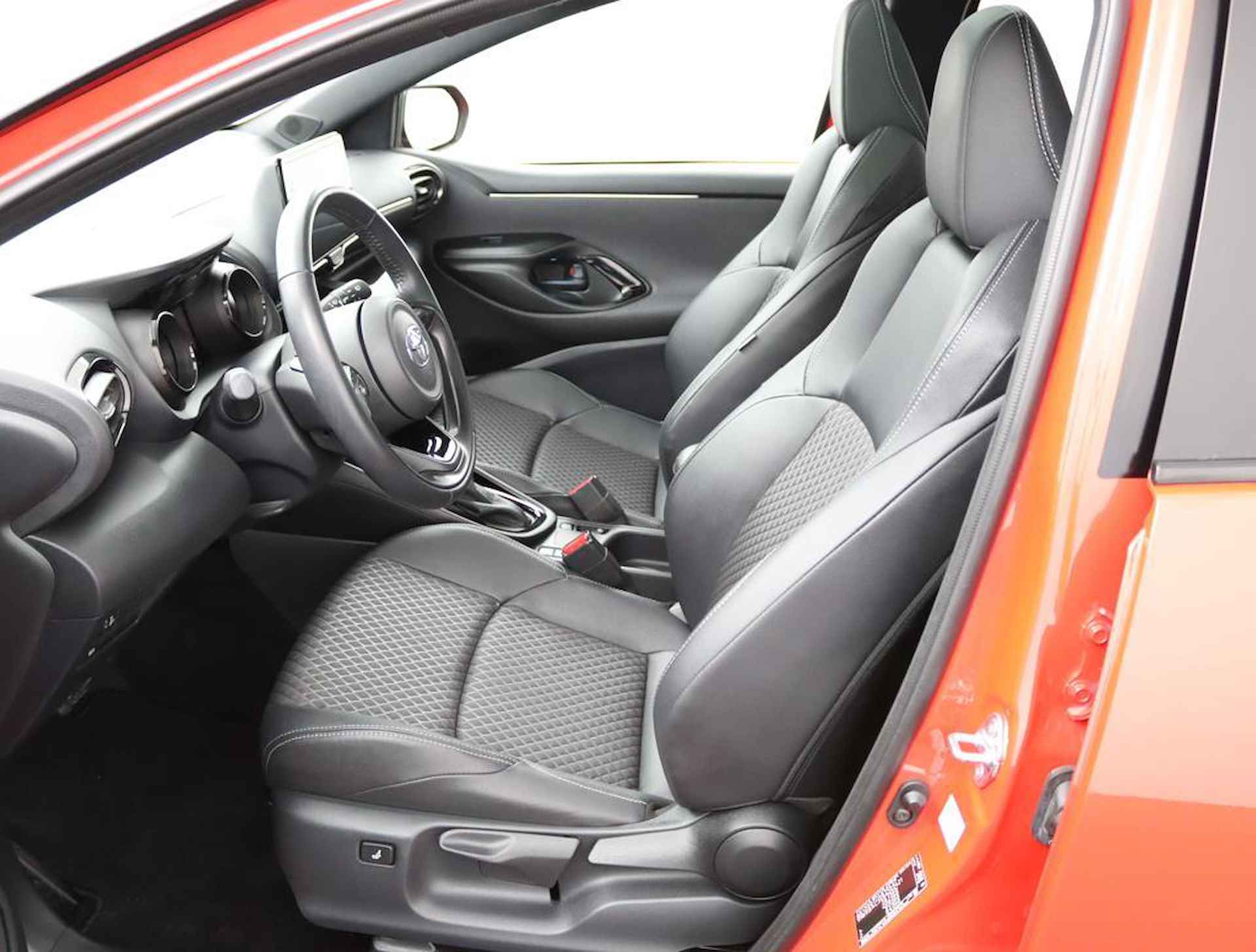 Toyota Yaris 1.5 Hybrid Executive Limited | Panoramadak | Head up display | Keyless start en entry | Parkeersensoren voor en achter | - 17/55
