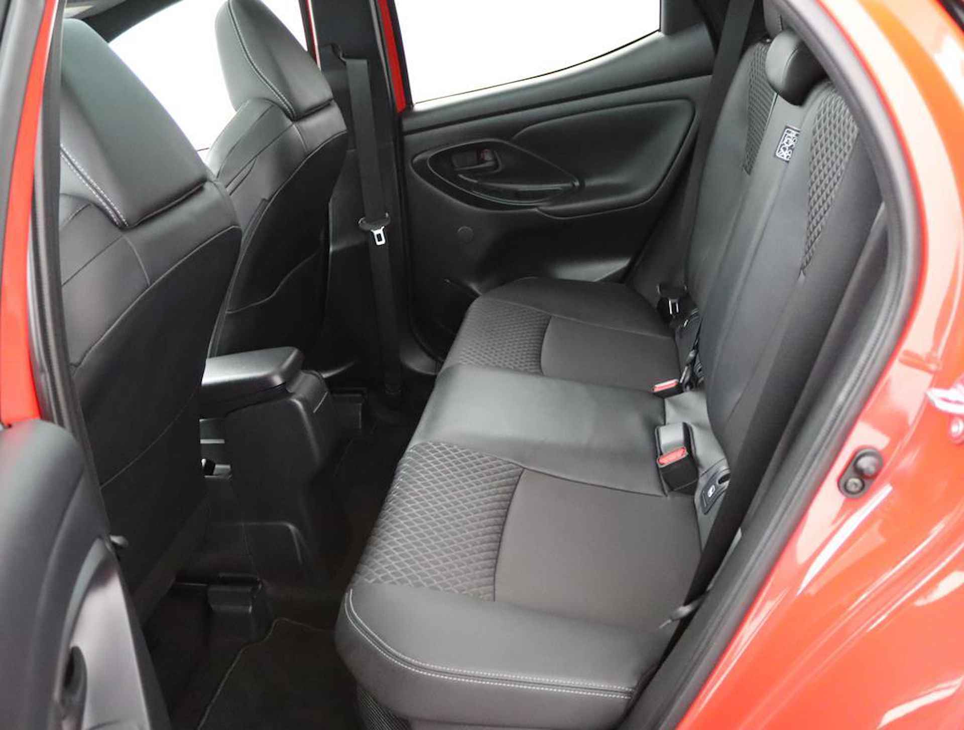 Toyota Yaris 1.5 Hybrid Executive Limited | Panoramadak | Head up display | Keyless start en entry | Parkeersensoren voor en achter | - 18/55