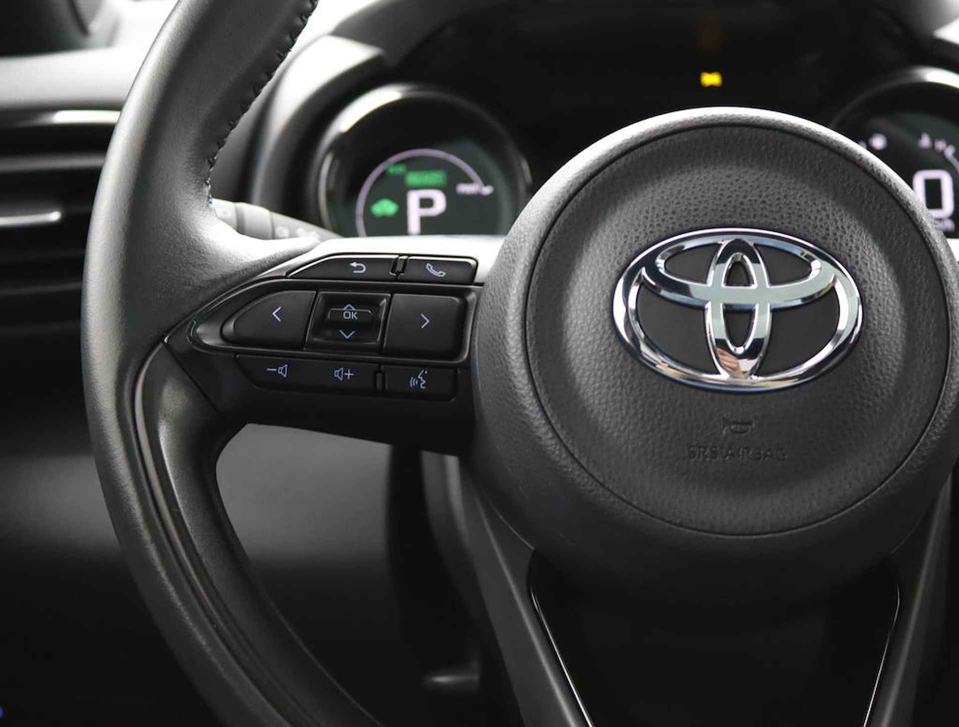 Toyota Yaris 1.5 Hybrid Executive Limited | Panoramadak | Head up display | Keyless start en entry | Parkeersensoren voor en achter | - 19/55