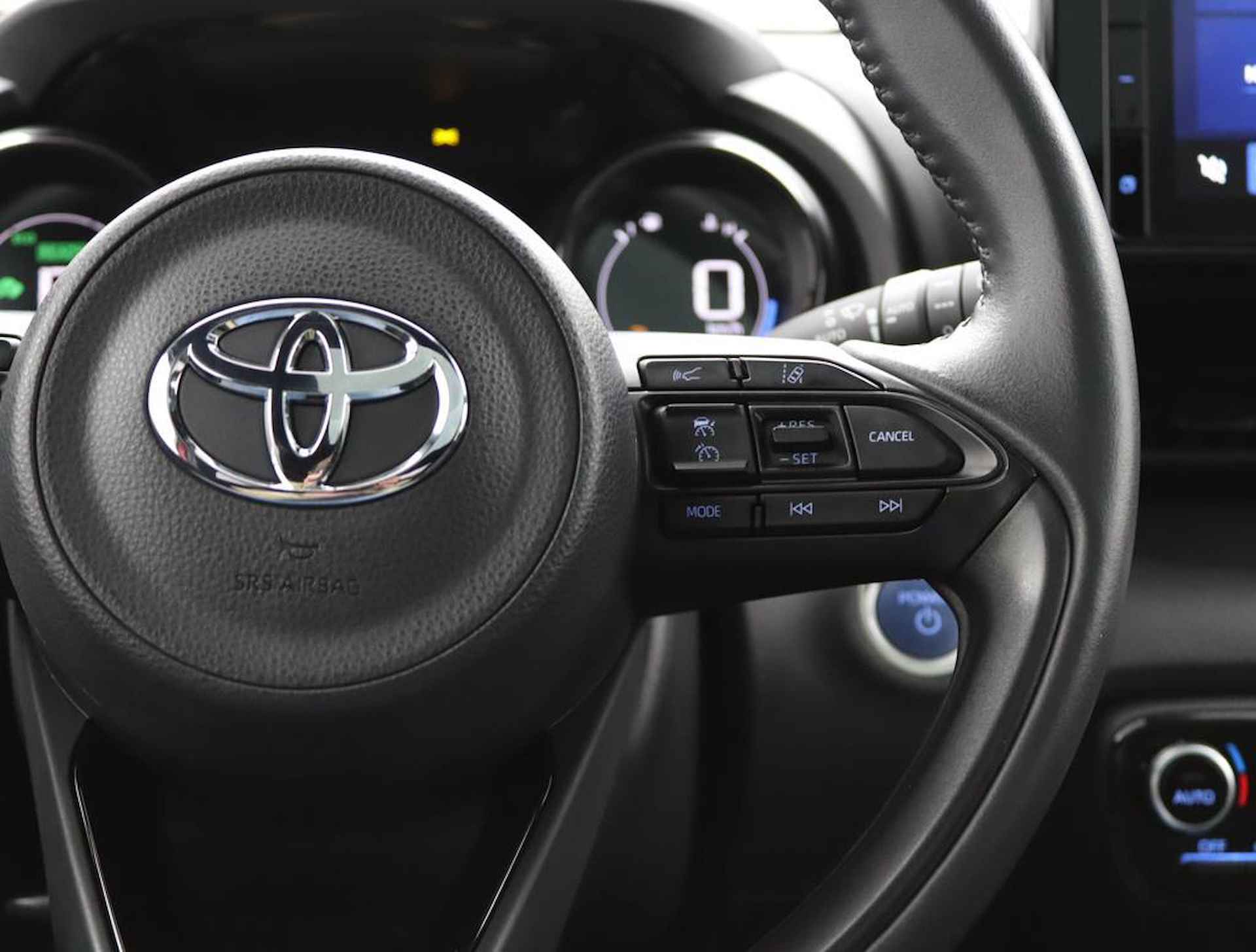 Toyota Yaris 1.5 Hybrid Executive Limited | Panoramadak | Head up display | Keyless start en entry | Parkeersensoren voor en achter | - 21/55