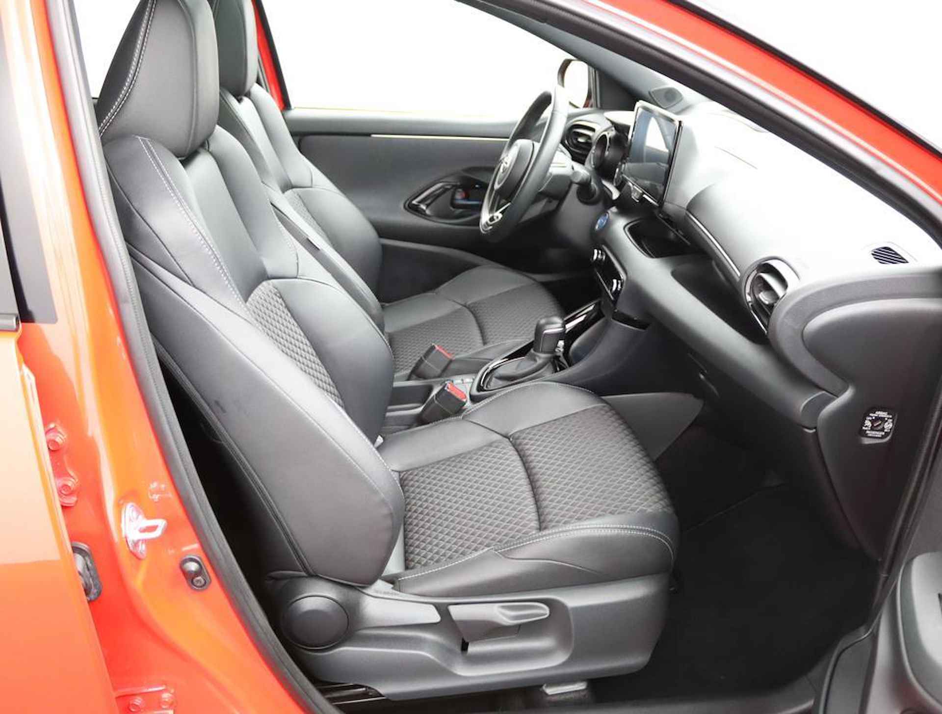 Toyota Yaris 1.5 Hybrid Executive Limited | Panoramadak | Head up display | Keyless start en entry | Parkeersensoren voor en achter | - 22/55