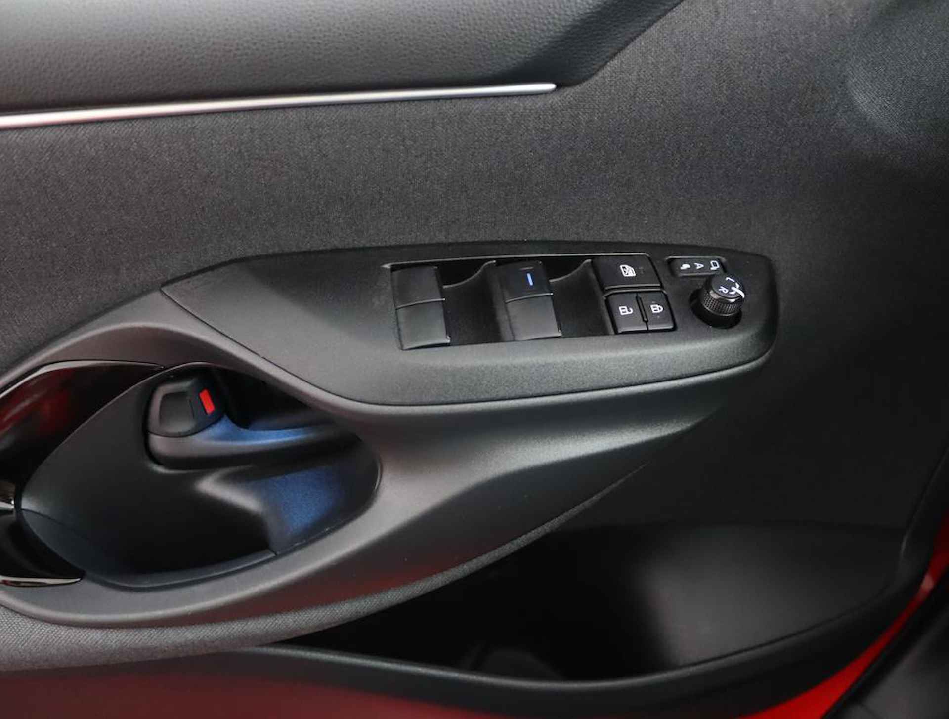 Toyota Yaris 1.5 Hybrid Executive Limited | Panoramadak | Head up display | Keyless start en entry | Parkeersensoren voor en achter | - 28/55