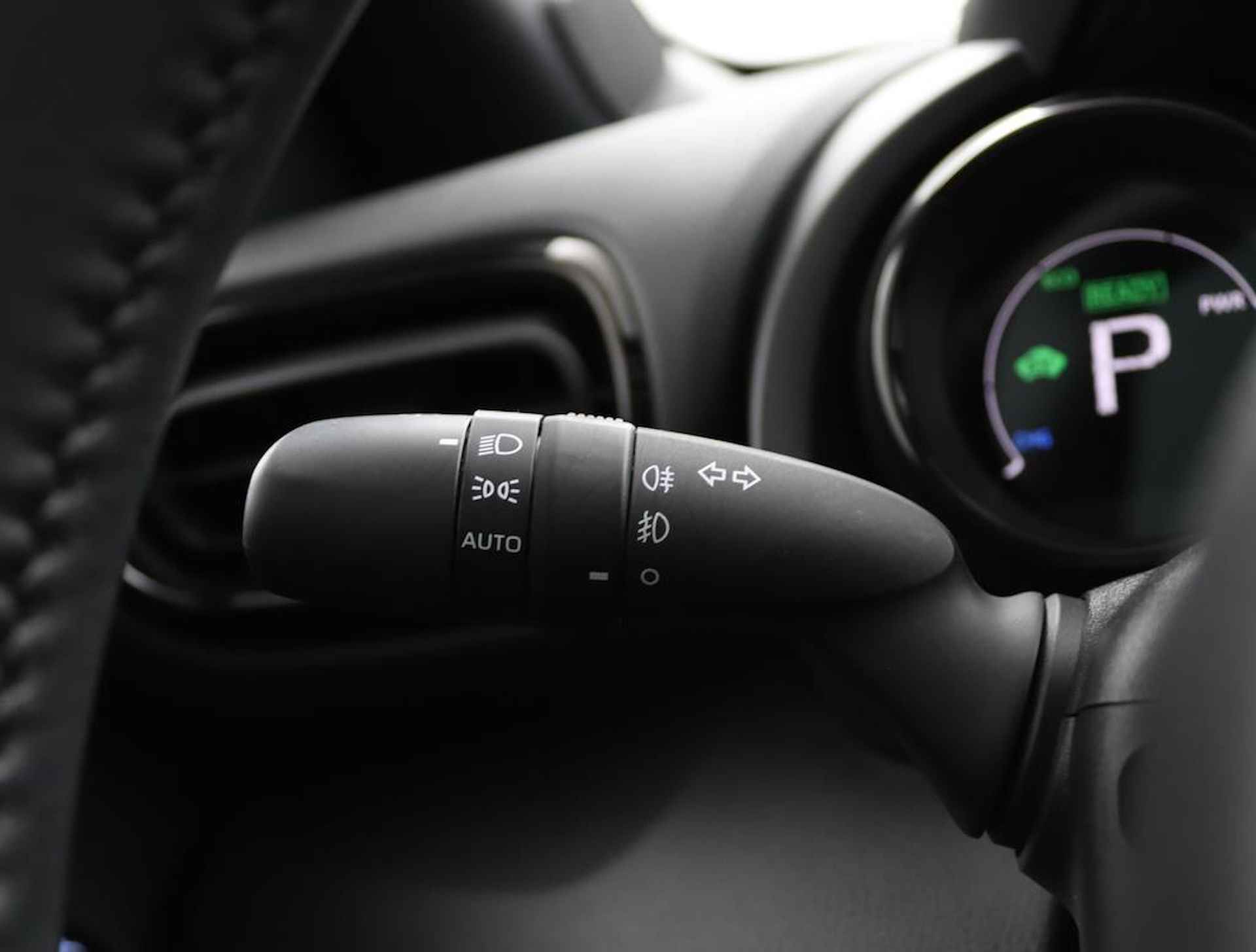 Toyota Yaris 1.5 Hybrid Executive Limited | Panoramadak | Head up display | Keyless start en entry | Parkeersensoren voor en achter | - 30/55