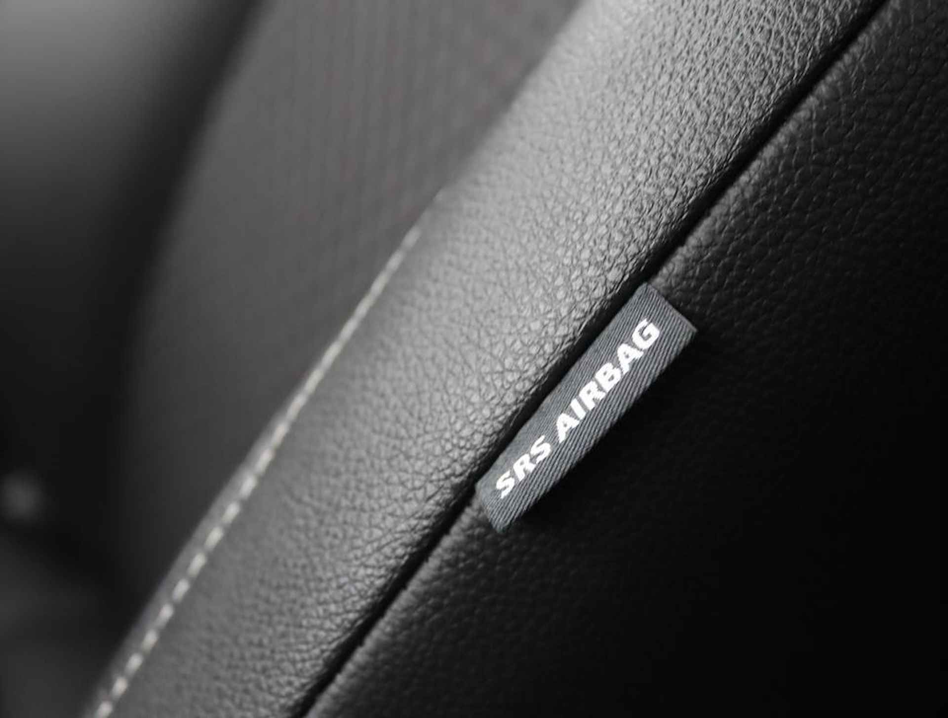 Toyota Yaris 1.5 Hybrid Executive Limited | Panoramadak | Head up display | Keyless start en entry | Parkeersensoren voor en achter | - 42/55