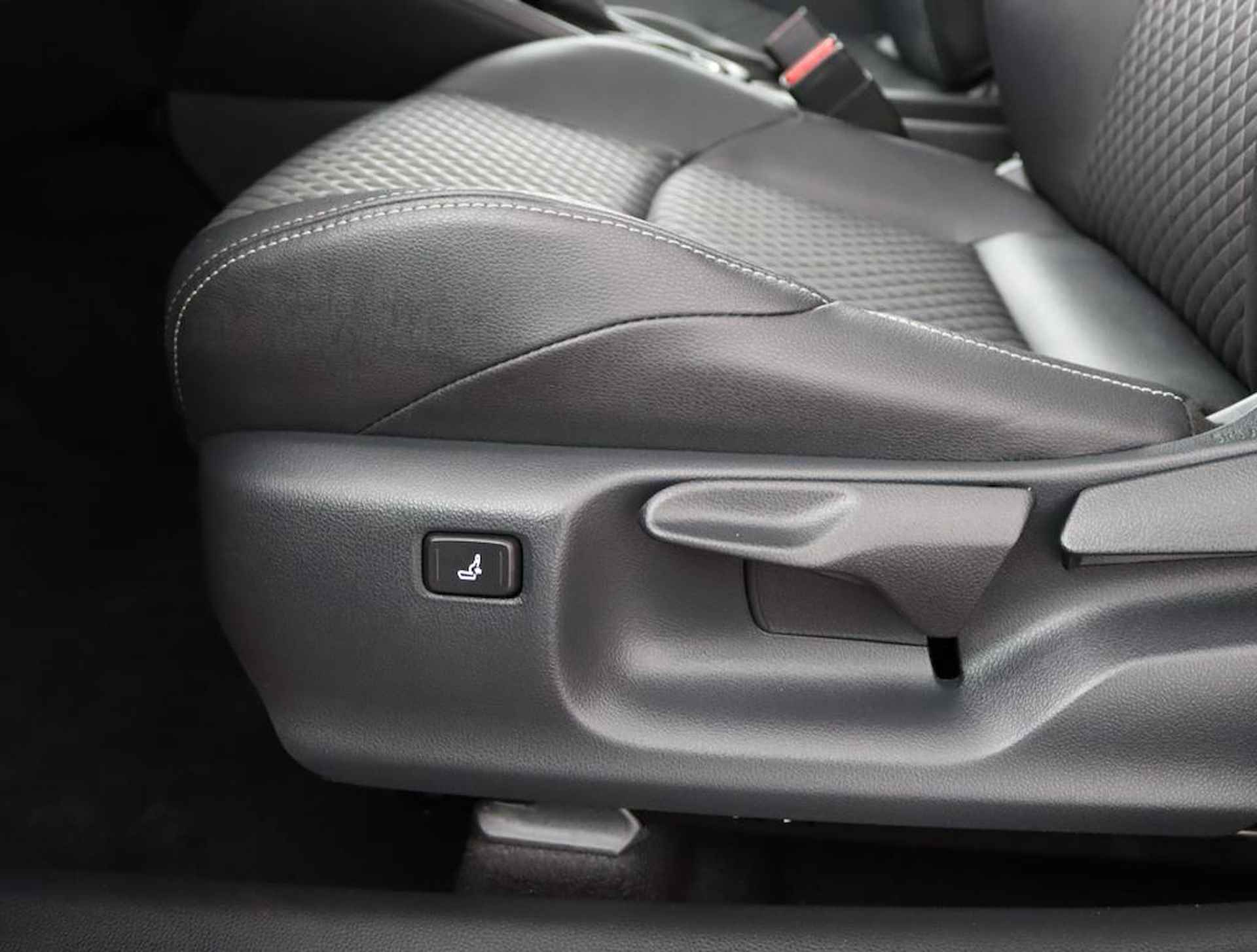 Toyota Yaris 1.5 Hybrid Executive Limited | Panoramadak | Head up display | Keyless start en entry | Parkeersensoren voor en achter | - 43/55