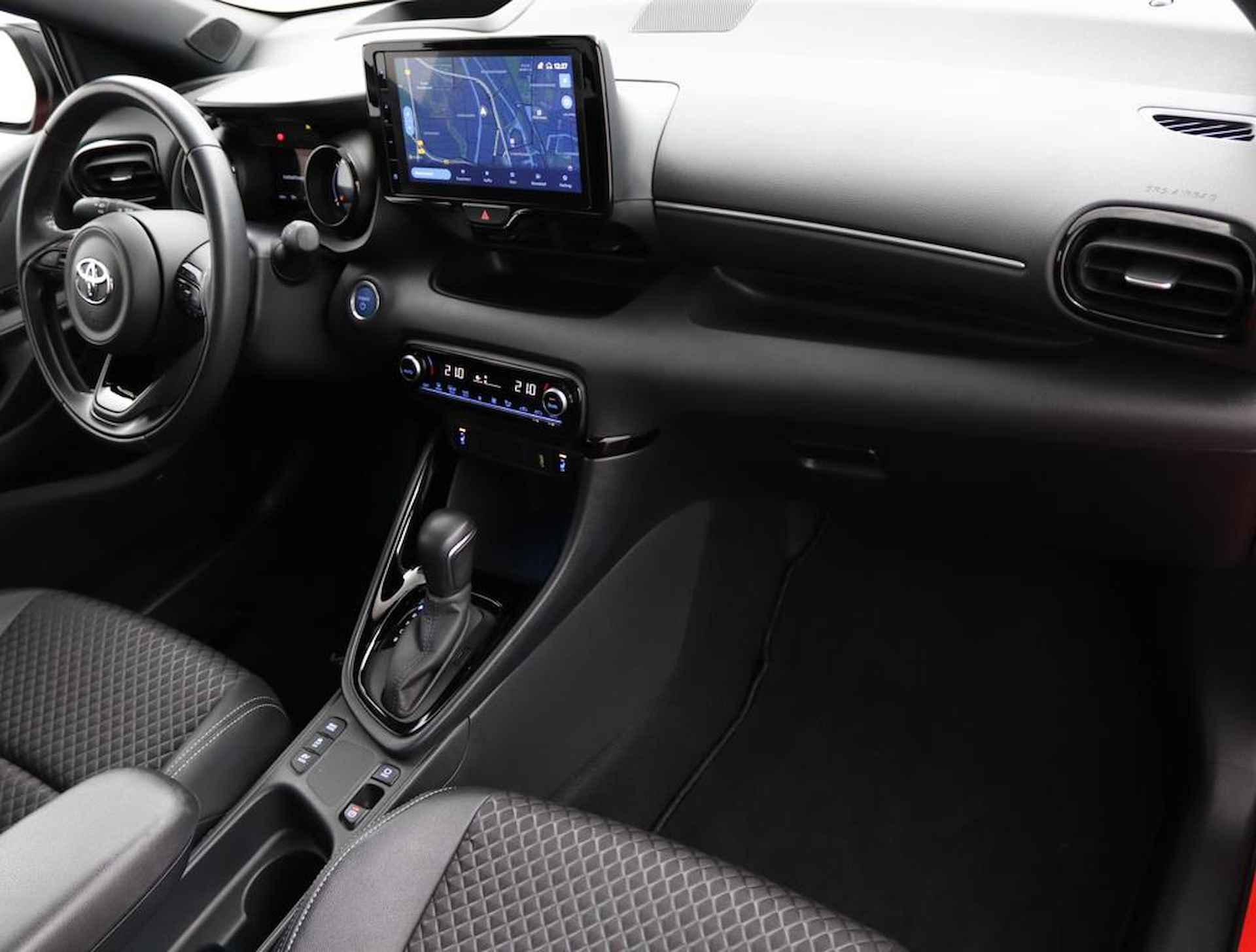 Toyota Yaris 1.5 Hybrid Executive Limited | Panoramadak | Head up display | Keyless start en entry | Parkeersensoren voor en achter | - 50/55
