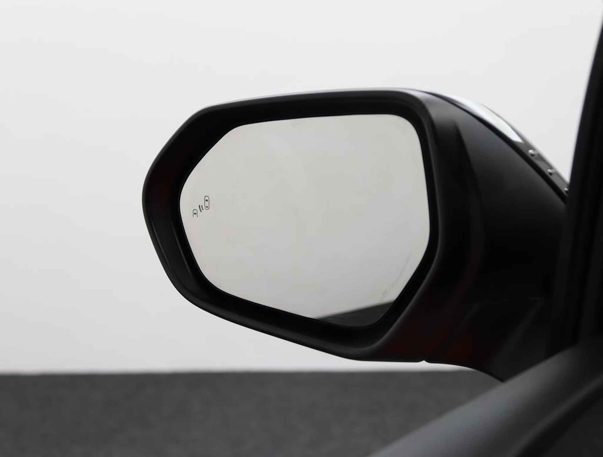 Toyota Yaris 1.5 Hybrid Executive Limited | Panoramadak | Head up display | Keyless start en entry | Parkeersensoren voor en achter | - 53/55