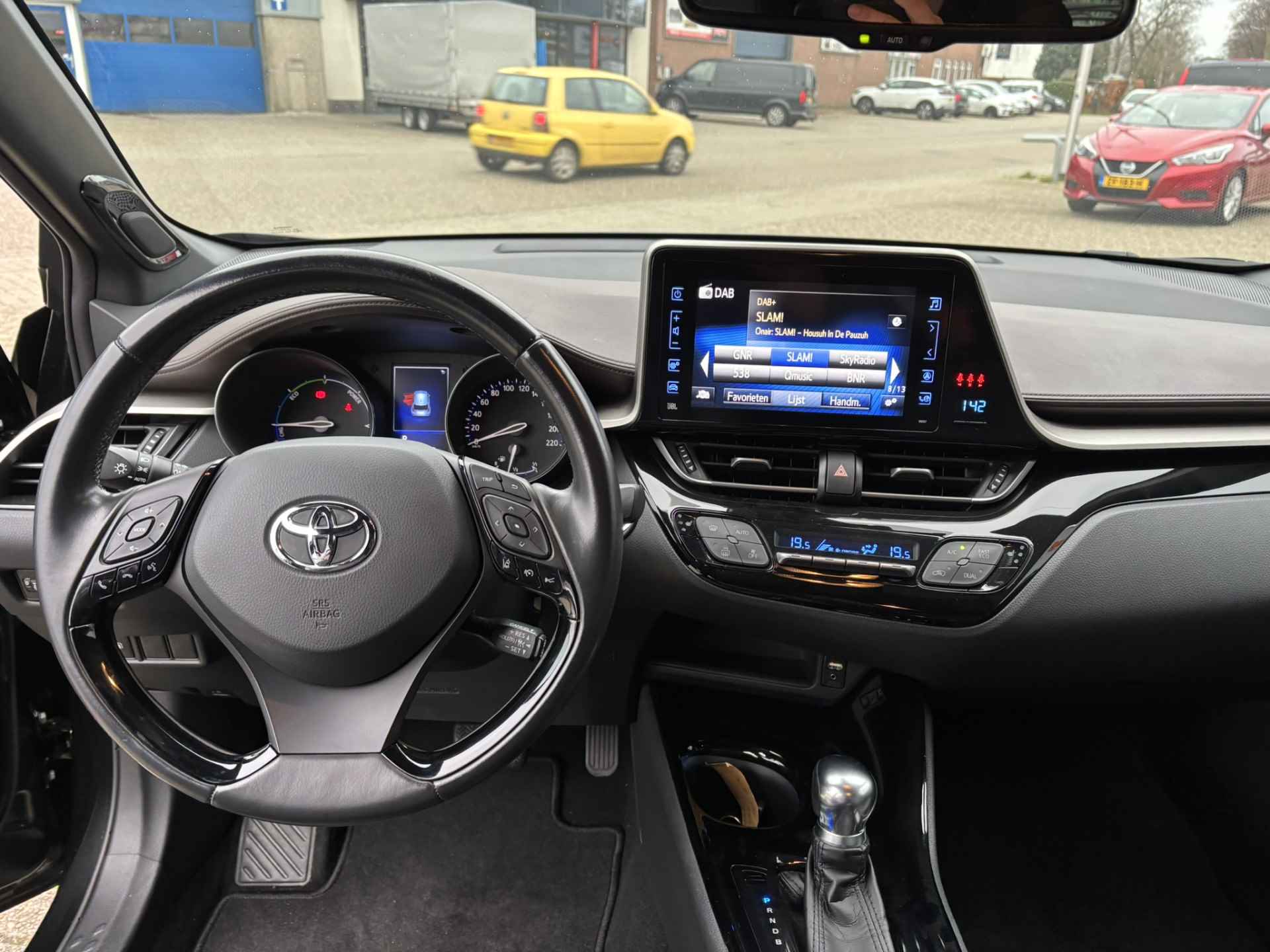 Toyota C-HR 1.8 Hybrid Executive / Airco / Navi / Achterruitrijcamera / Stoelverwarming / - 3/36