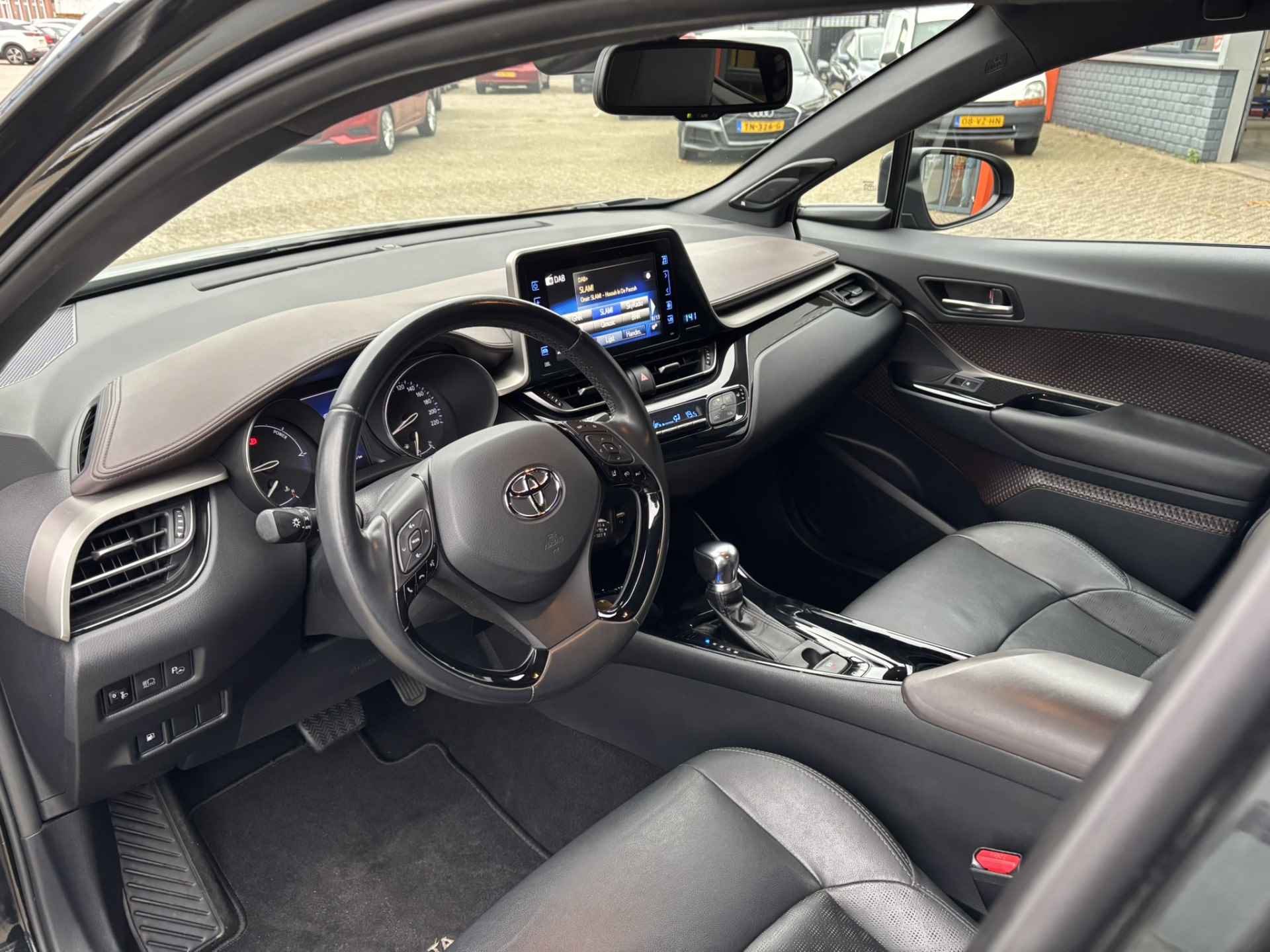 Toyota C-HR 1.8 Hybrid Executive / Airco / Navi / Achterruitrijcamera / Stoelverwarming / - 6/36