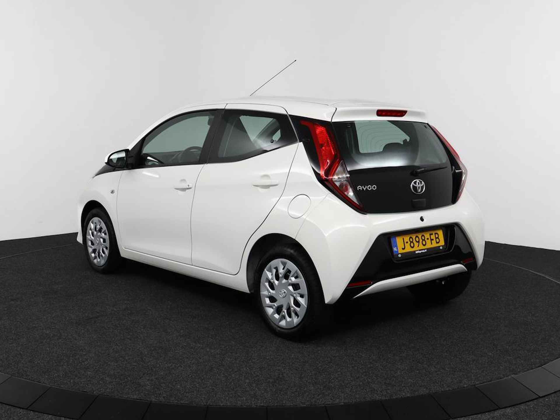 Toyota Aygo 1.0 VVT-i x-play | Apple Carplay/Android Auto | Parkeercamera | 5-Deurs | - 11/37