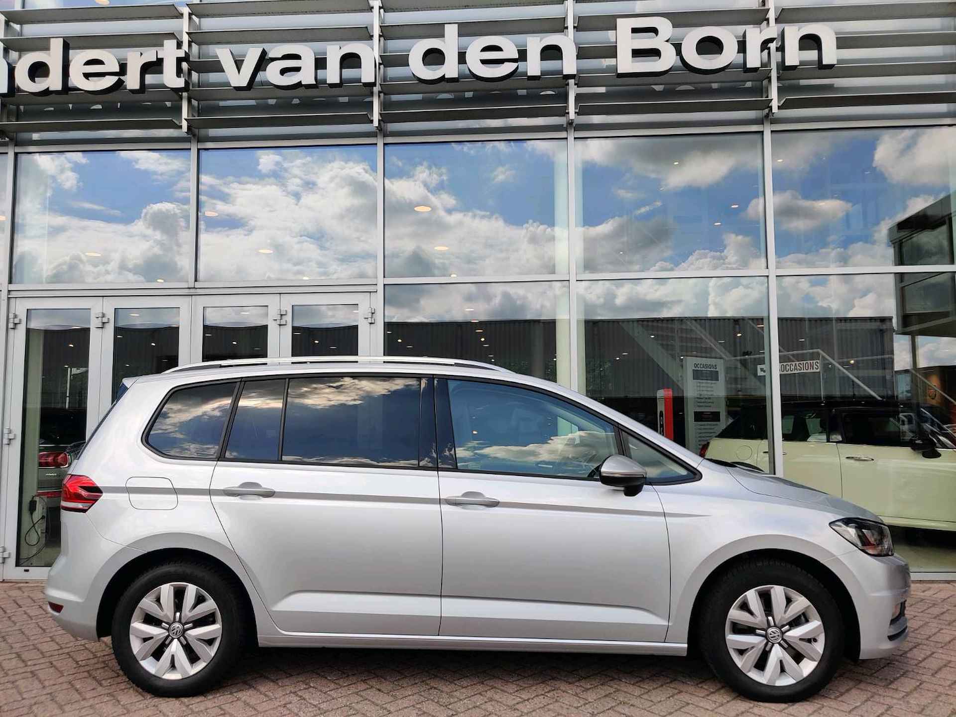 Volkswagen Touran 1.4 TSI Comfortline Business Massagestoelen | Schuifdak | Navigatie | Climate - 4/26