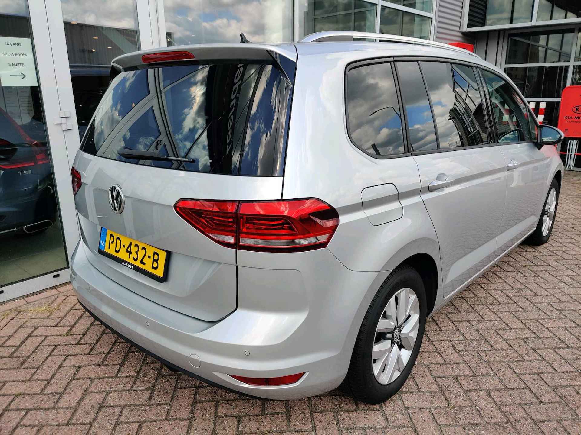 Volkswagen Touran 1.4 TSI Comfortline Business Massagestoelen | Schuifdak | Navigatie | Climate - 9/26