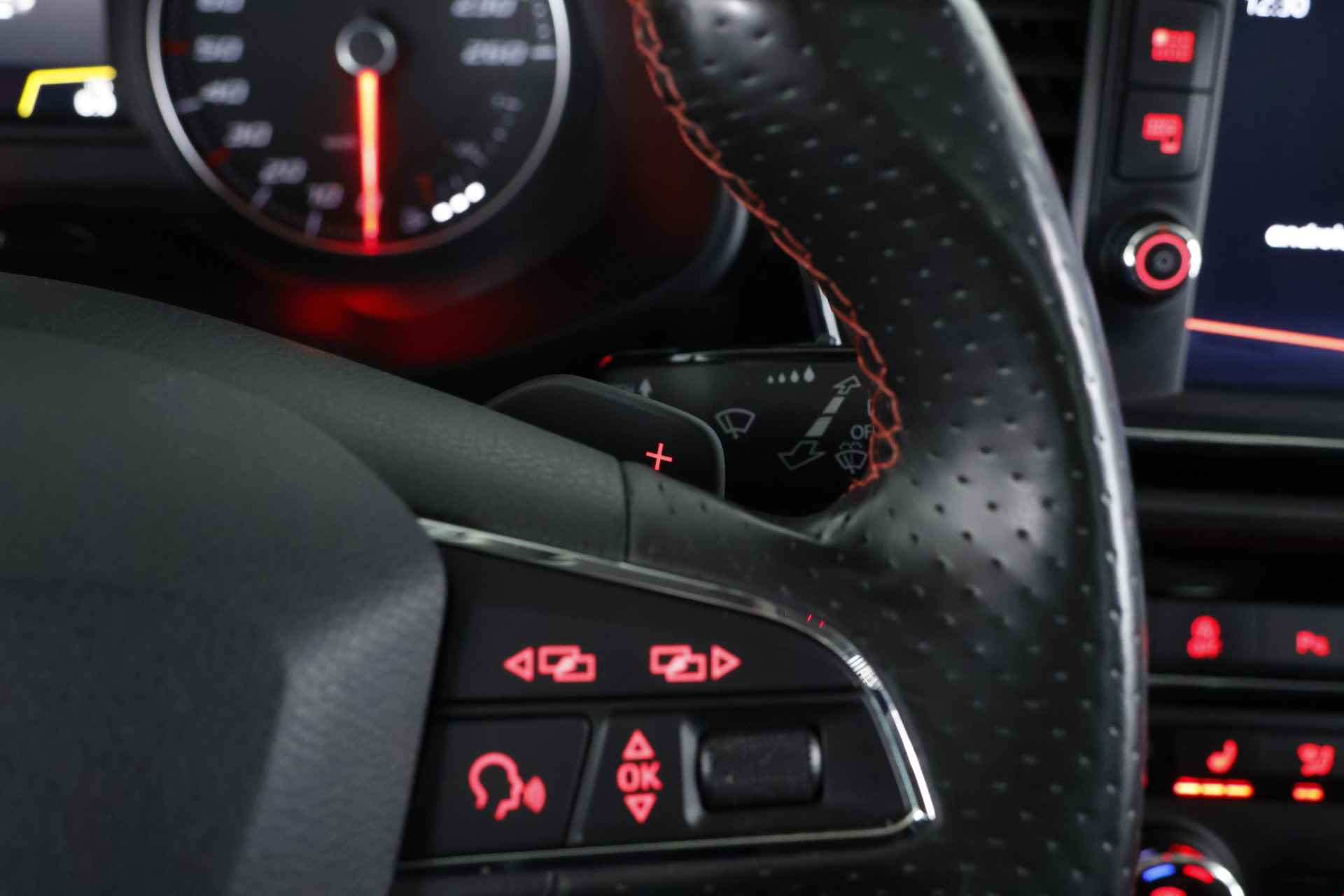 SEAT León ST 1.4 EcoTSI FR / Panorama / Opendak / Leder / LED / ACC / Aut / Carplay - 29/36