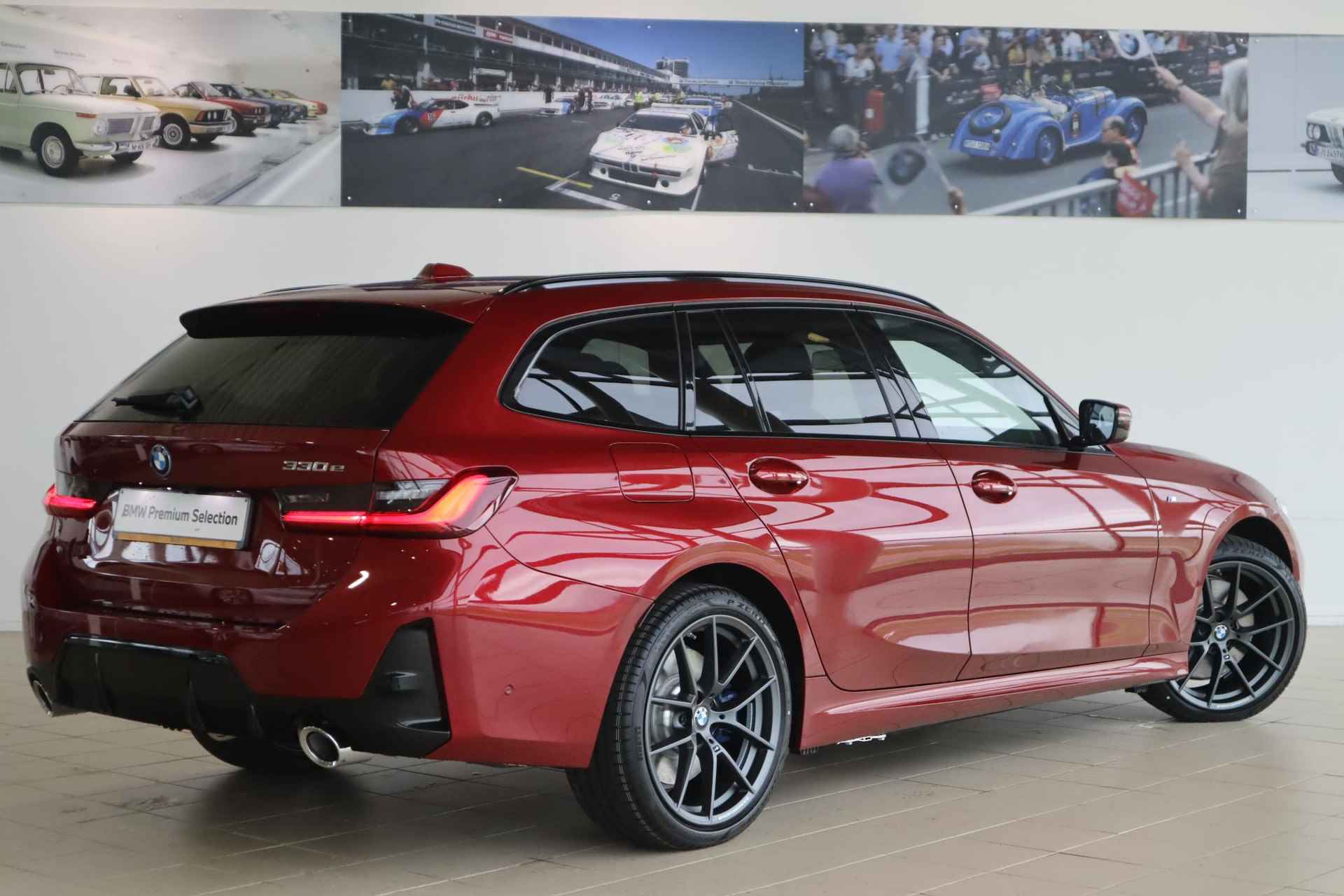 BMW 3 Serie Touring 330e M Sportpakket | M Performace Parts | Fire Red Metallic - 3/26