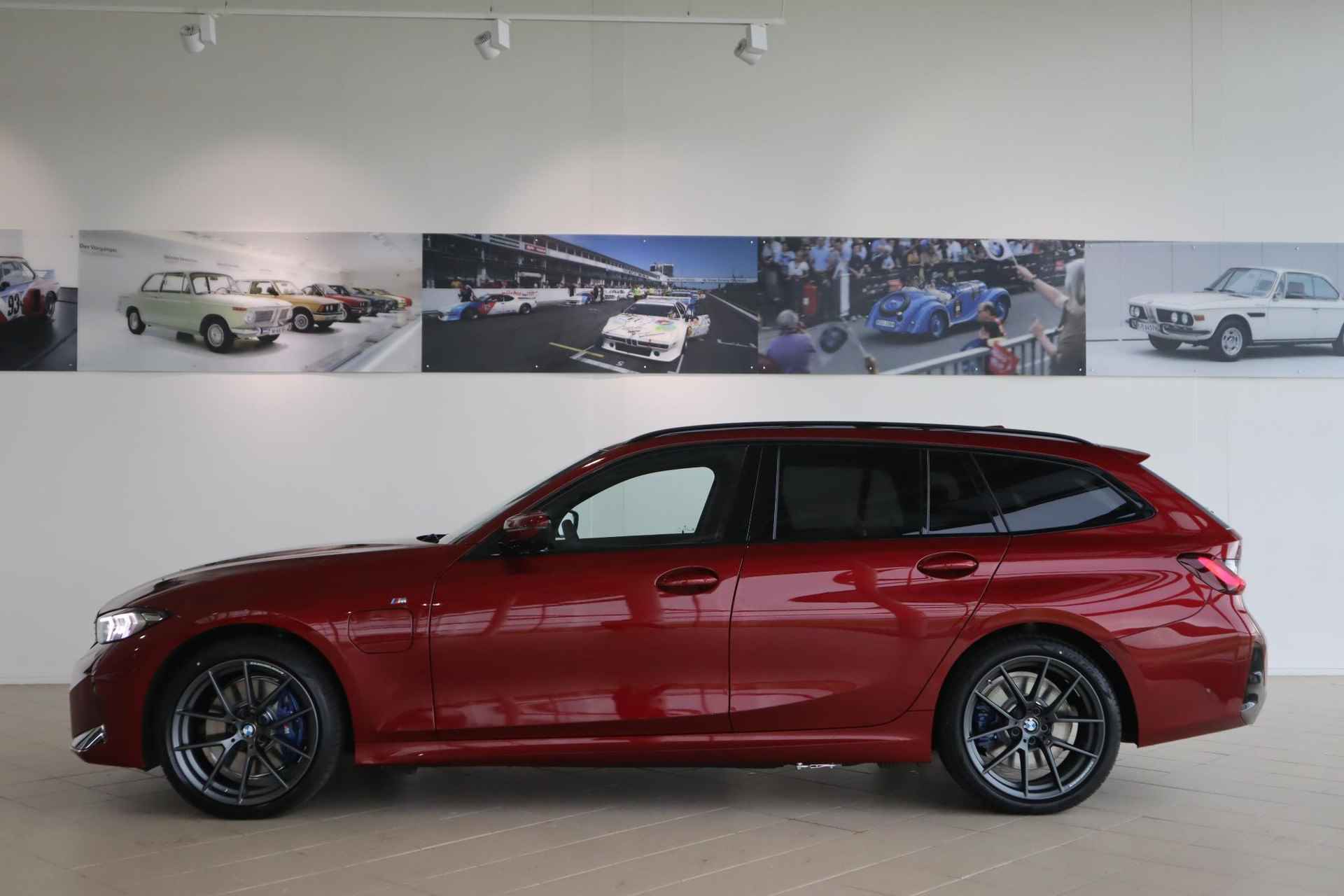 BMW 3 Serie Touring 330e M Sportpakket | M Performace Parts | Fire Red Metallic - 4/26