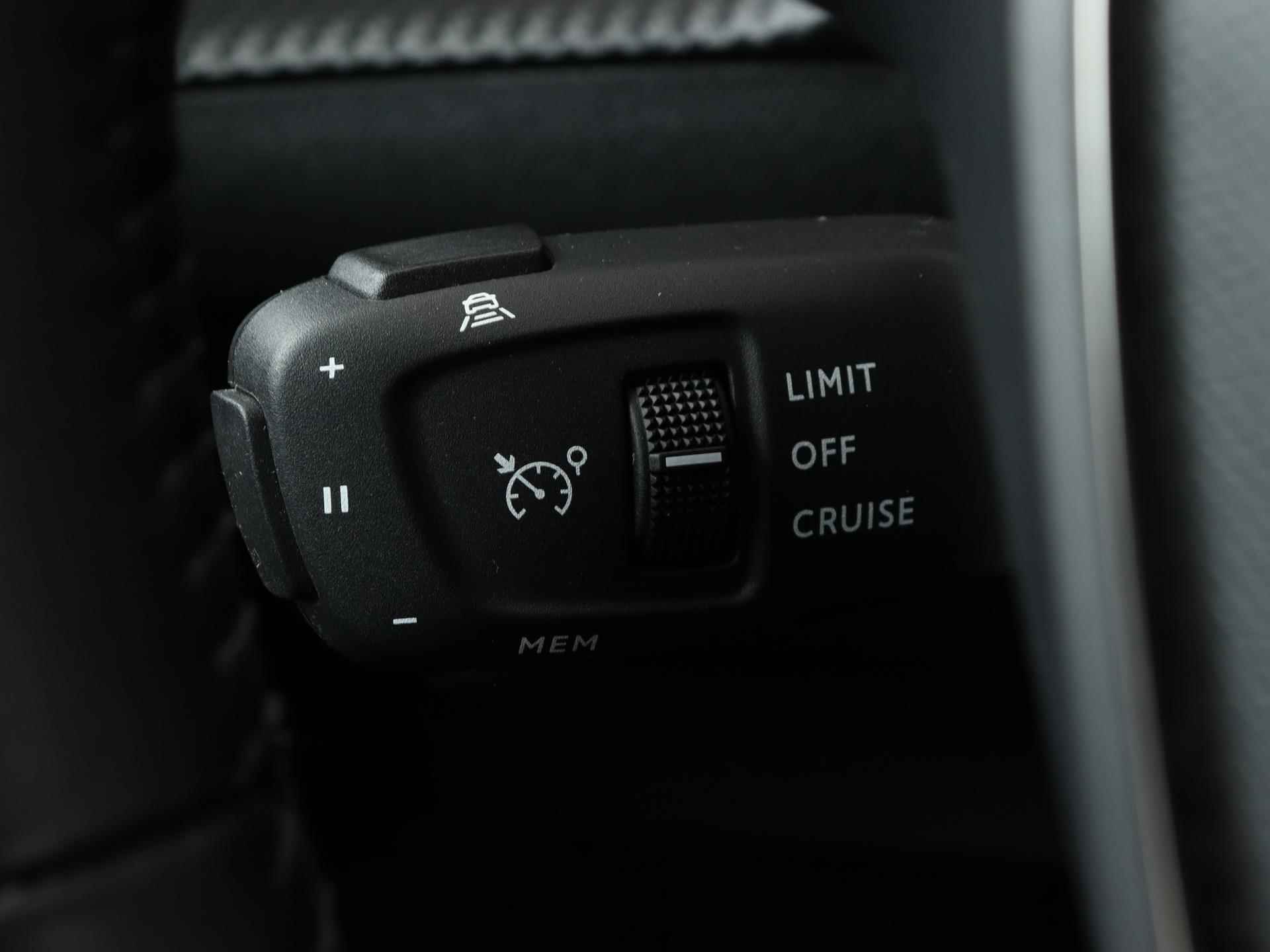 Peugeot 2008 Allure Pack 130pk | Navigatie Via AppleCarPlay/AndroidAuto | Adaptieve Cruise Control | Climate Control | Licht Metalen Velgen 17" | Stof/Kunstlederen Bekleding - 28/35