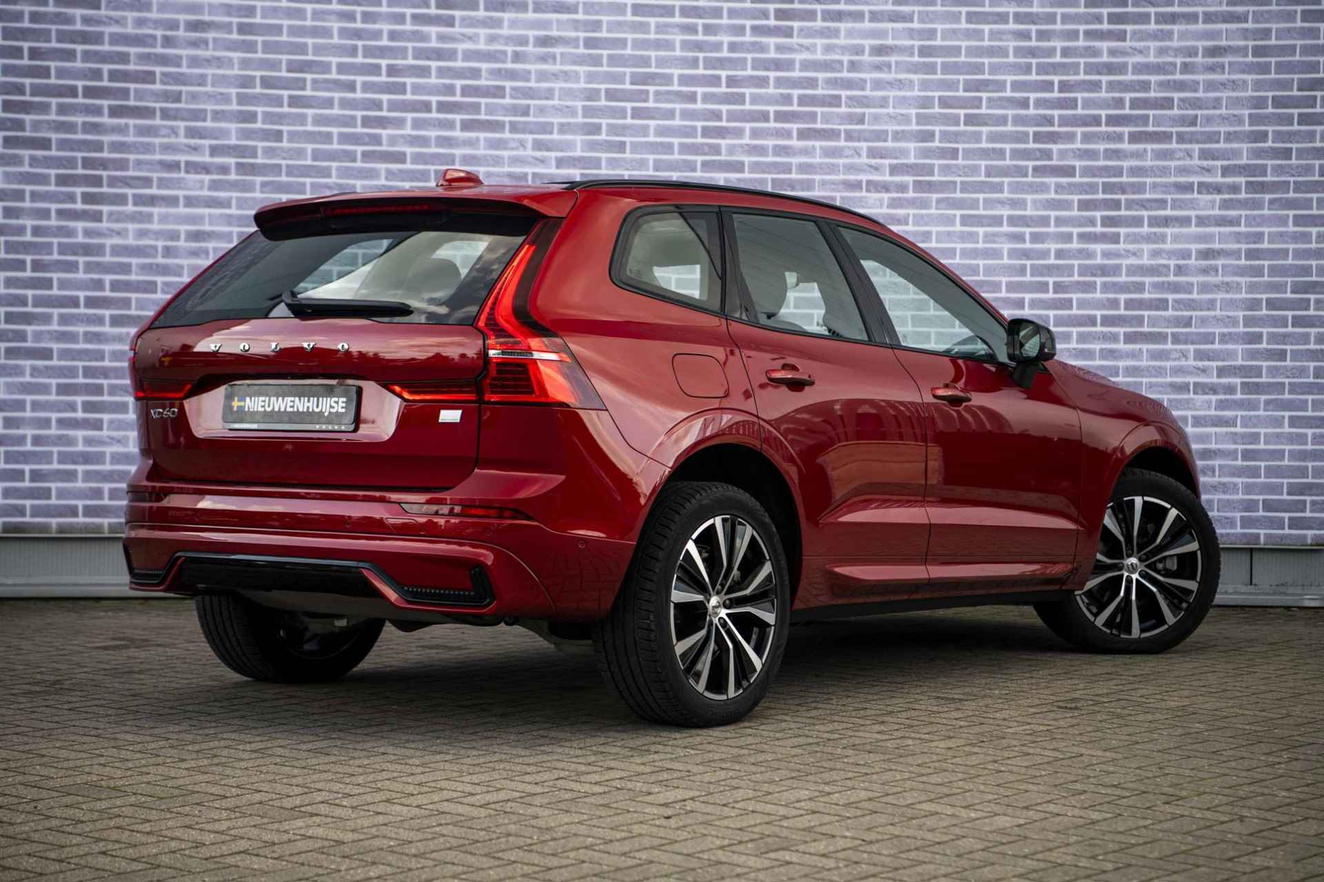 Volvo XC60 2.0 Recharge T6 AWD Ultimate Dark | Trekhaak | Luchtvering | Bowers & Wilkins | Gelamineerd Glas | Adaptive Cruise | Head Up Display | Memory Seats | - 3/41