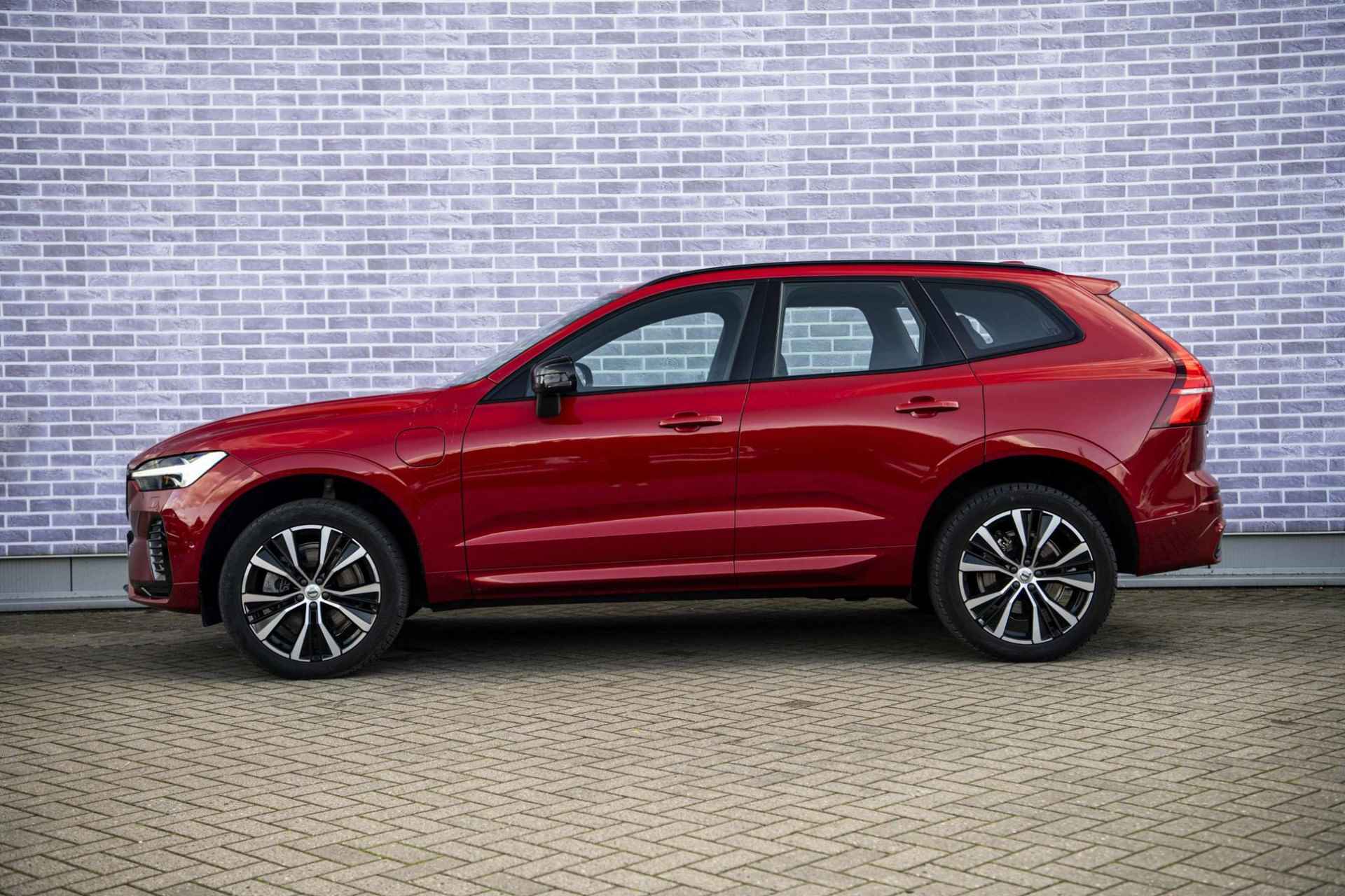 Volvo XC60 2.0 Recharge T6 AWD Ultimate Dark | Trekhaak | Luchtvering | Bowers & Wilkins | Gelamineerd Glas | Adaptive Cruise | Head Up Display | Memory Seats | - 5/41