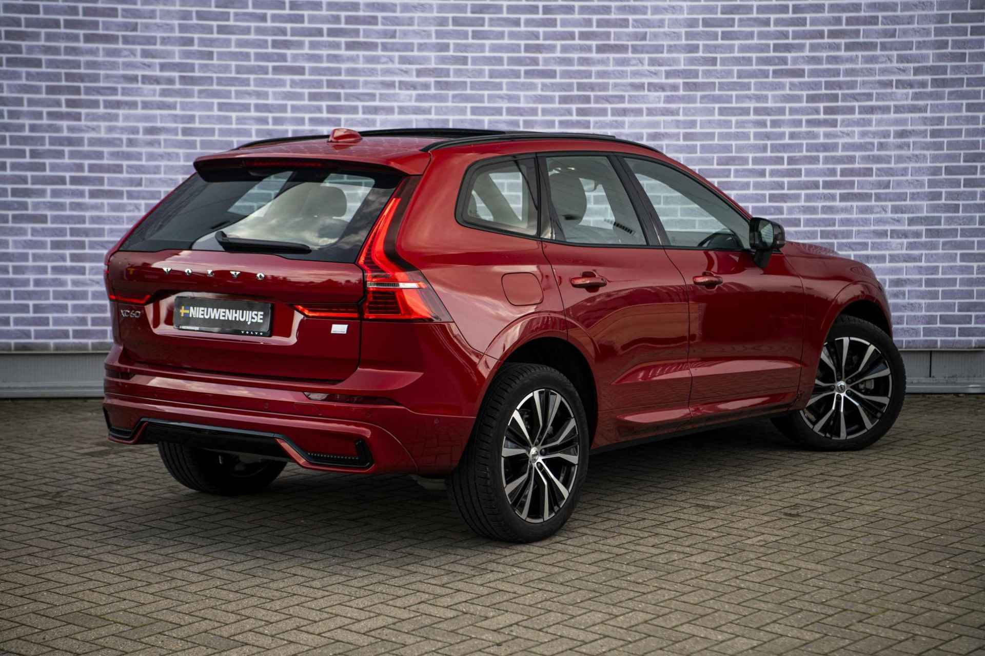 Volvo XC60 2.0 Recharge T6 AWD Ultimate Dark | Trekhaak | Luchtvering | Bowers & Wilkins | Gelamineerd Glas | Adaptive Cruise | Head Up Display | Memory Seats | - 17/41