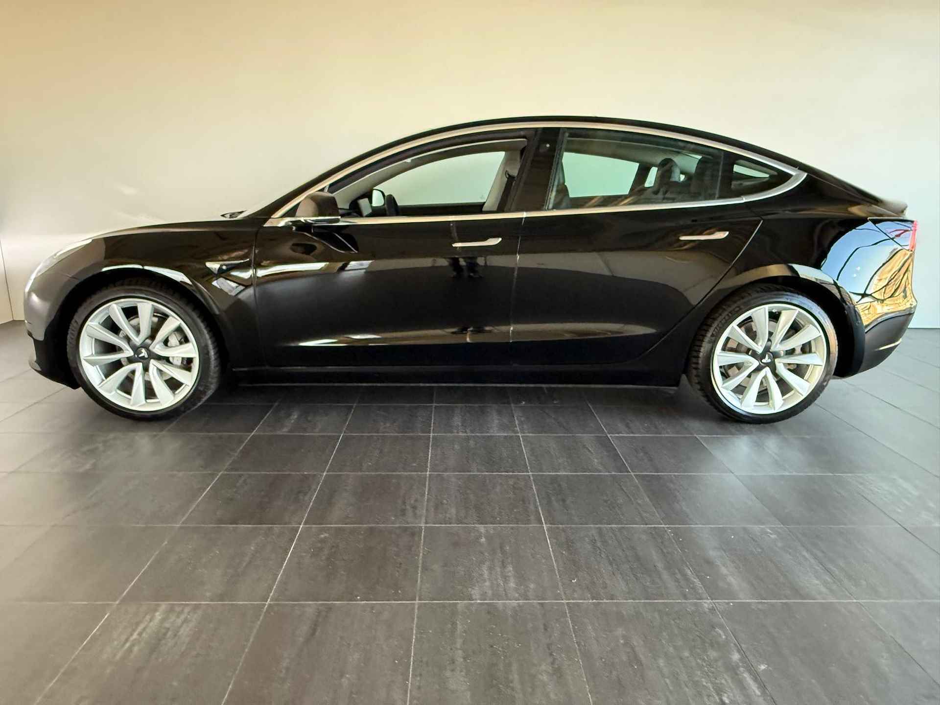 Tesla Model 3 Standard Plus RWD - 3/19