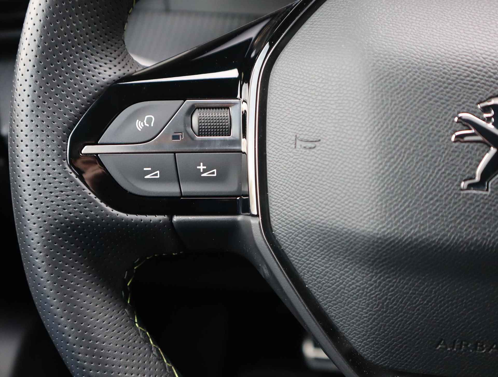 Peugeot e-2008 GT Pack EV 50kWh 136PK Automaat, Rijklaarprijs, Navigatie Stoelverwarming Adaptieve cruise control - 31/80