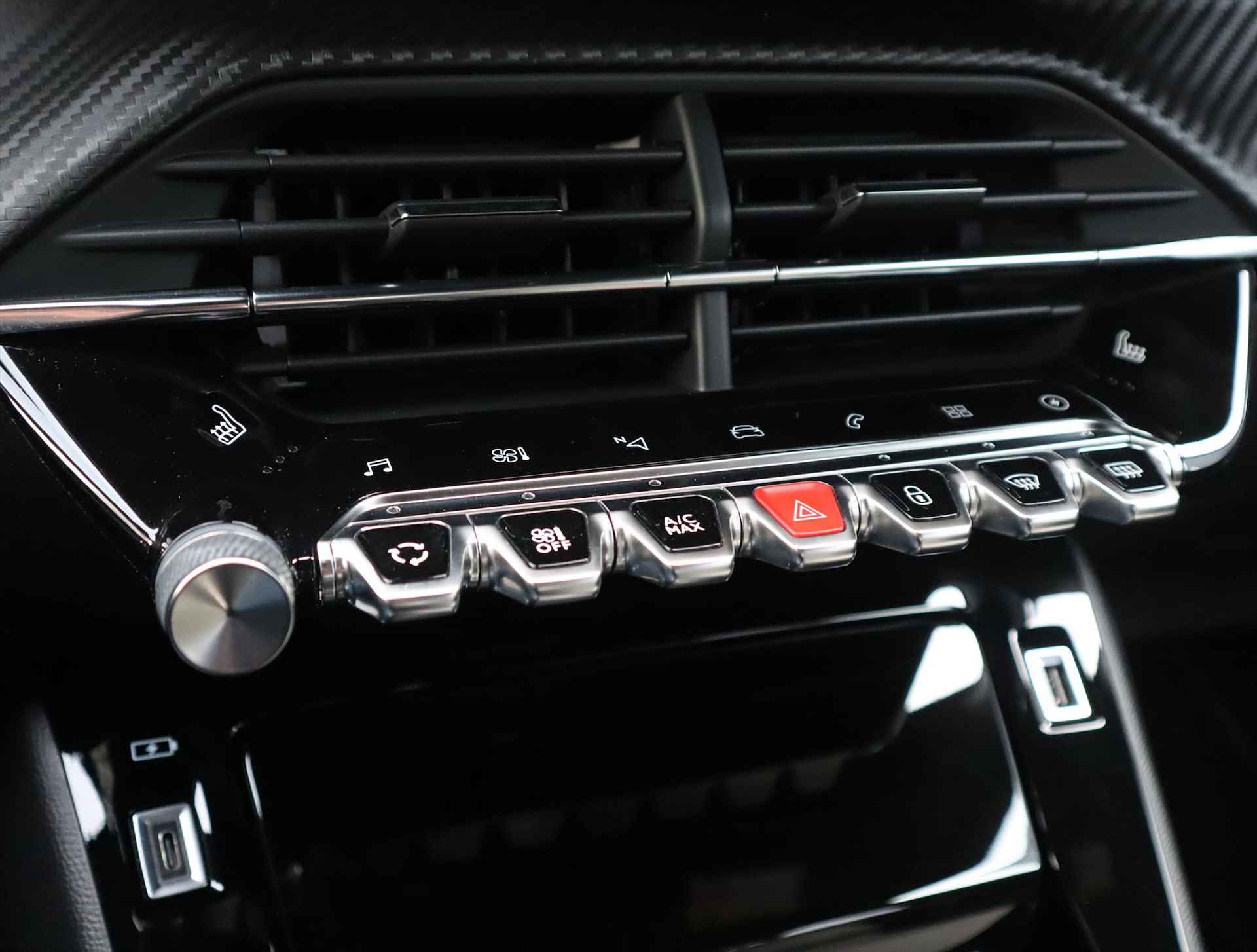 Peugeot e-2008 GT Pack EV 50kWh 136PK Automaat, Rijklaarprijs, Navigatie Stoelverwarming Adaptieve cruise control - 50/80