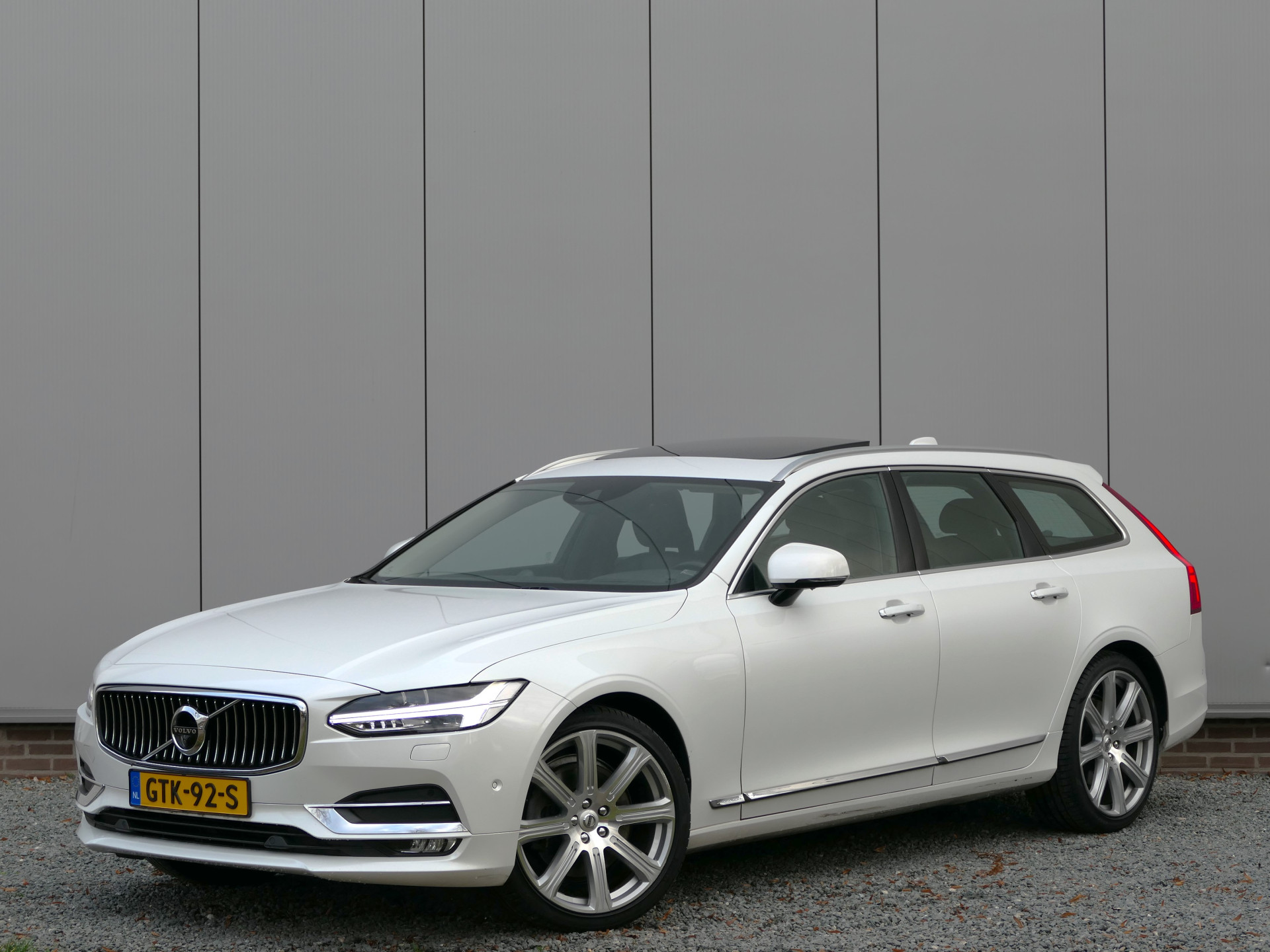 Volvo V90 T5 AUT Inscription Panoramadak / Bowers & Wilkins / 360° / Four-C / HUD / Apple CarPlay