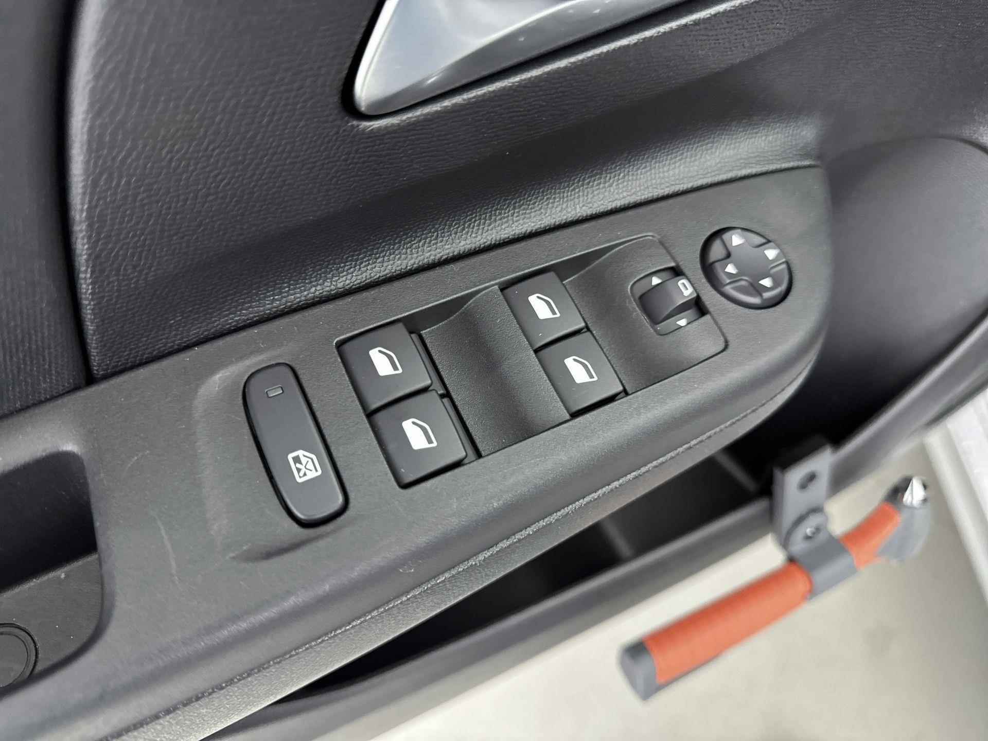 Opel Corsa Edition 100pk | Navigatie | Elektrische Ramen Achter | Stuur Verwarmd | Licht Metalen Velgen 16"| Parkeersensoren Achter - 20/35