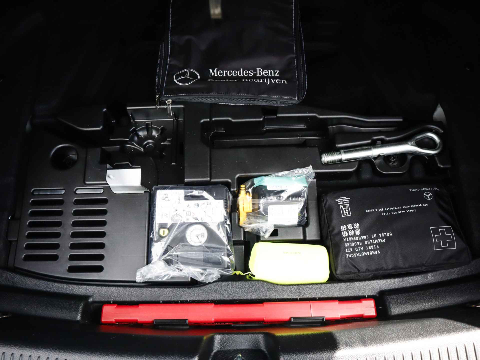 Mercedes-Benz A-Klasse 180 Business Solution AMG (136 PK) 2e-Eig, Mercedes-Dealer-Onderh, 12-Mnd-BOVAG, NL-Auto, Navigatie/Apple-Carplay/Android-Auto, AMG-Styling, Achteruitrijcamera, Cruisecontrol, Parkeersensoren, Sportstoelen, Lm-Velgen-18Inch, DAB, Privacy-Glas - 31/46