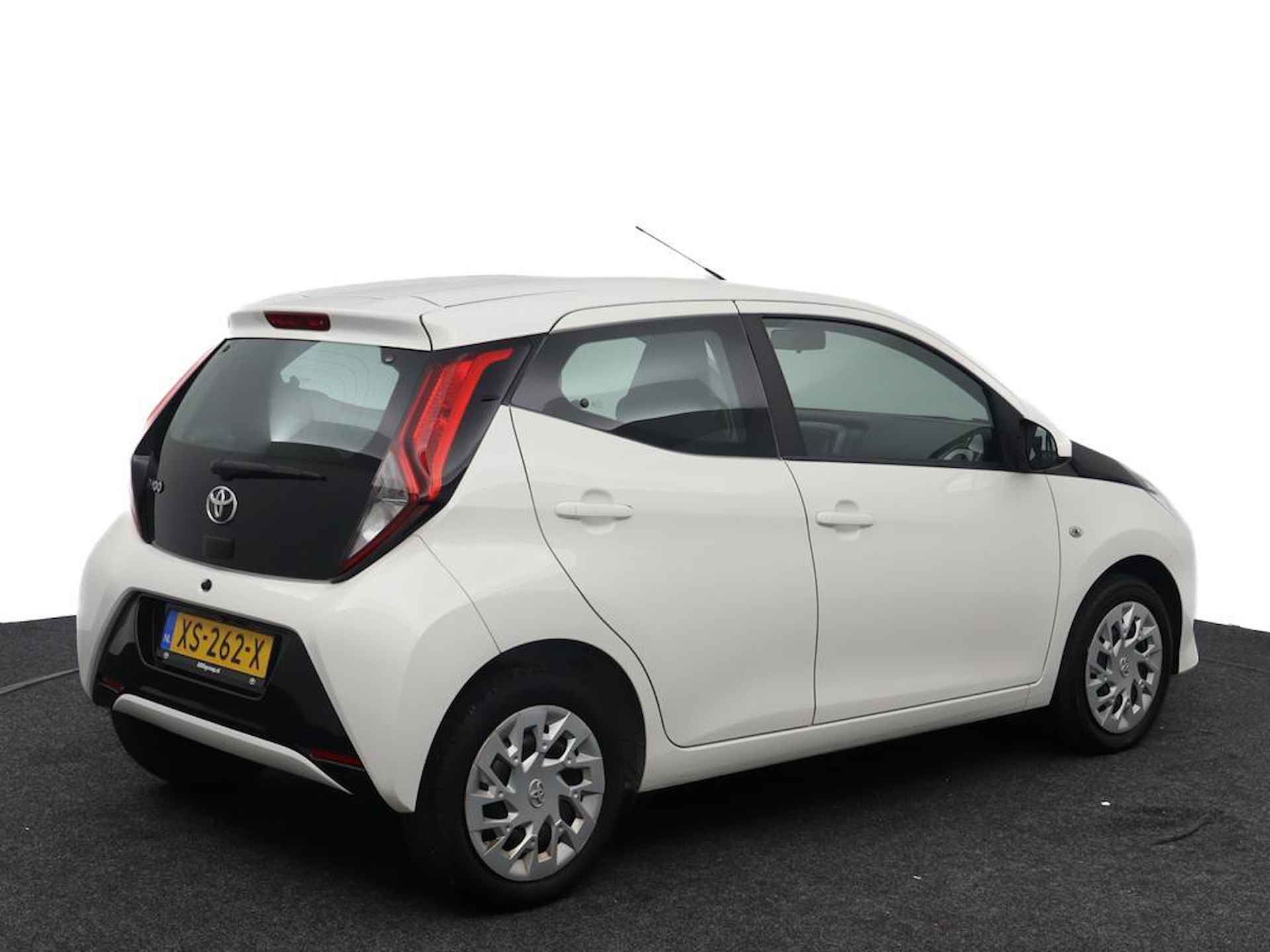 Toyota Aygo 1.0 VVT-i x-play | Parkeercamera | Electrische spiegels | Airco | Bleutooth | - 2/42