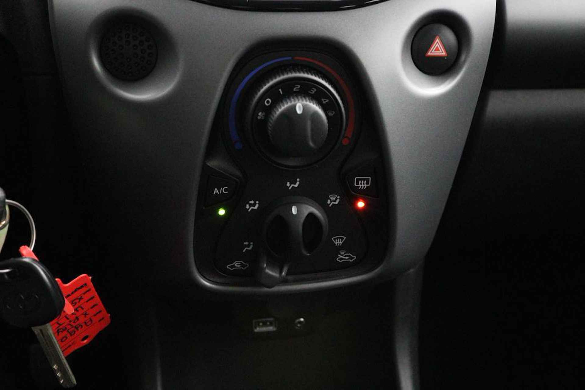 Toyota Aygo 1.0 VVT-i x-play | Parkeercamera | Electrische spiegels | Airco | Bleutooth | - 7/42