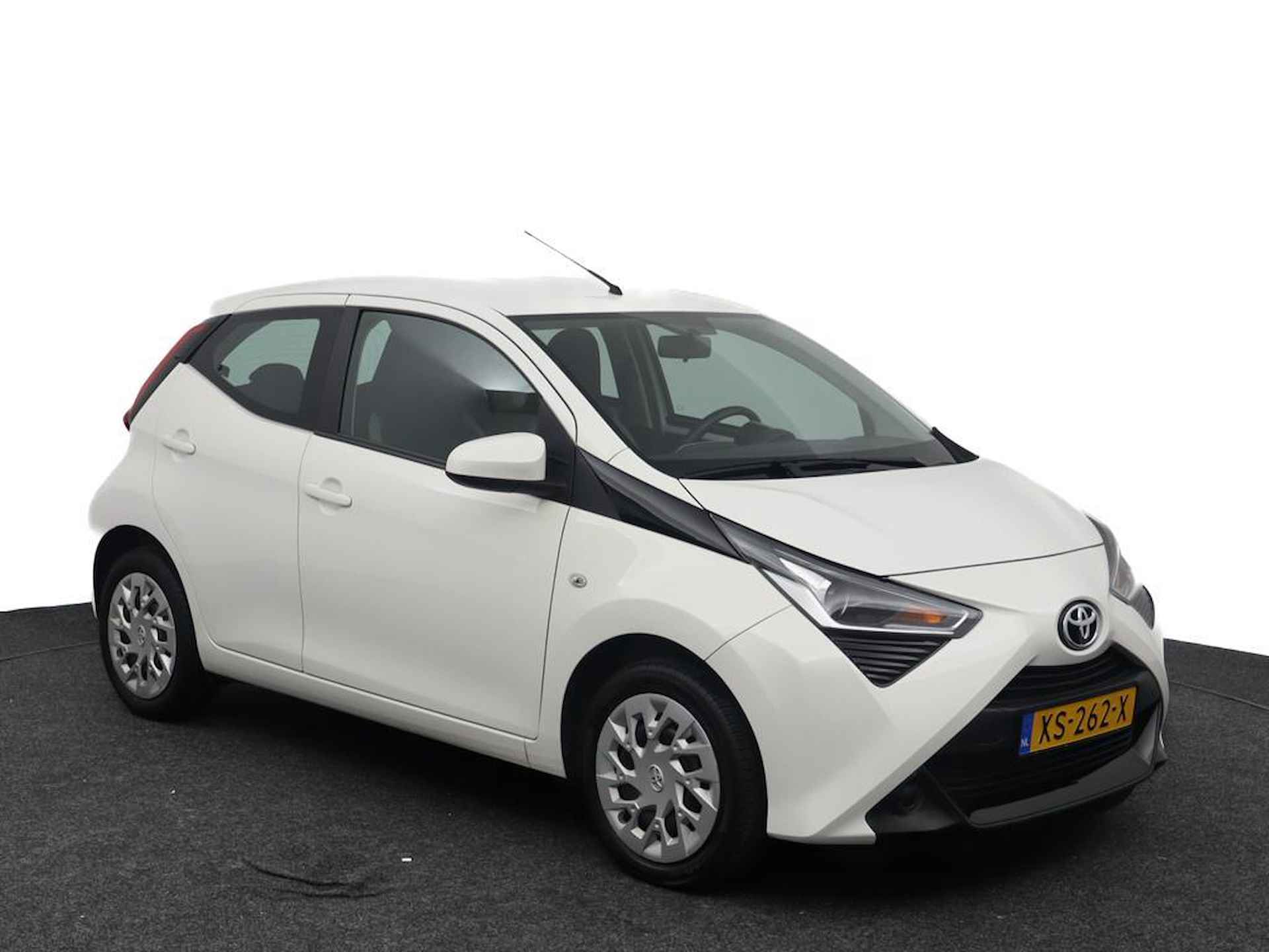 Toyota Aygo 1.0 VVT-i x-play | Parkeercamera | Electrische spiegels | Airco | Bleutooth | - 13/42