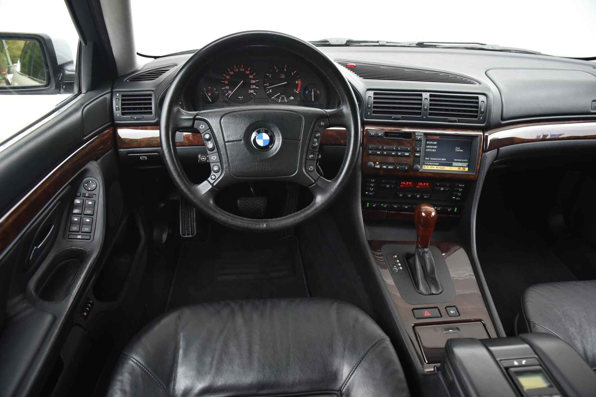 BMW 7 Serie 750i Niveau Regeling / Alarm Klasse 3 / Hifi / Automatische Achterklep / Zonnerol Gordijn Achter / Automatisch Dimmmende Binnen & Buitenspiegel / Actieve Stoelen / Xenon / Navi Prof / 6 cd wisselaar - 22/24