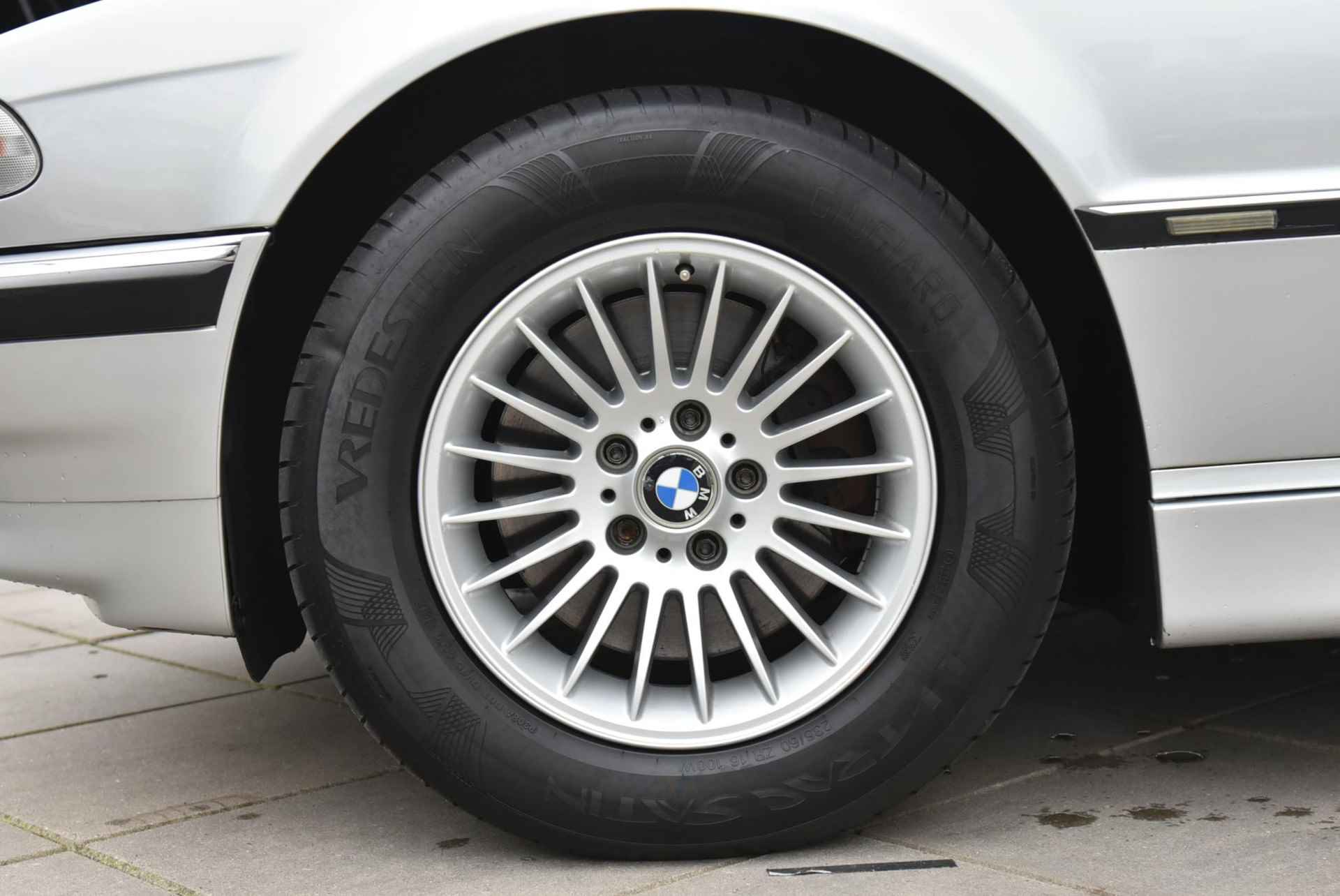 BMW 7 Serie 750i Niveau Regeling / Alarm Klasse 3 / Hifi / Automatische Achterklep / Zonnerol Gordijn Achter / Automatisch Dimmmende Binnen & Buitenspiegel / Actieve Stoelen / Xenon / Navi Prof / 6 cd wisselaar - 4/24